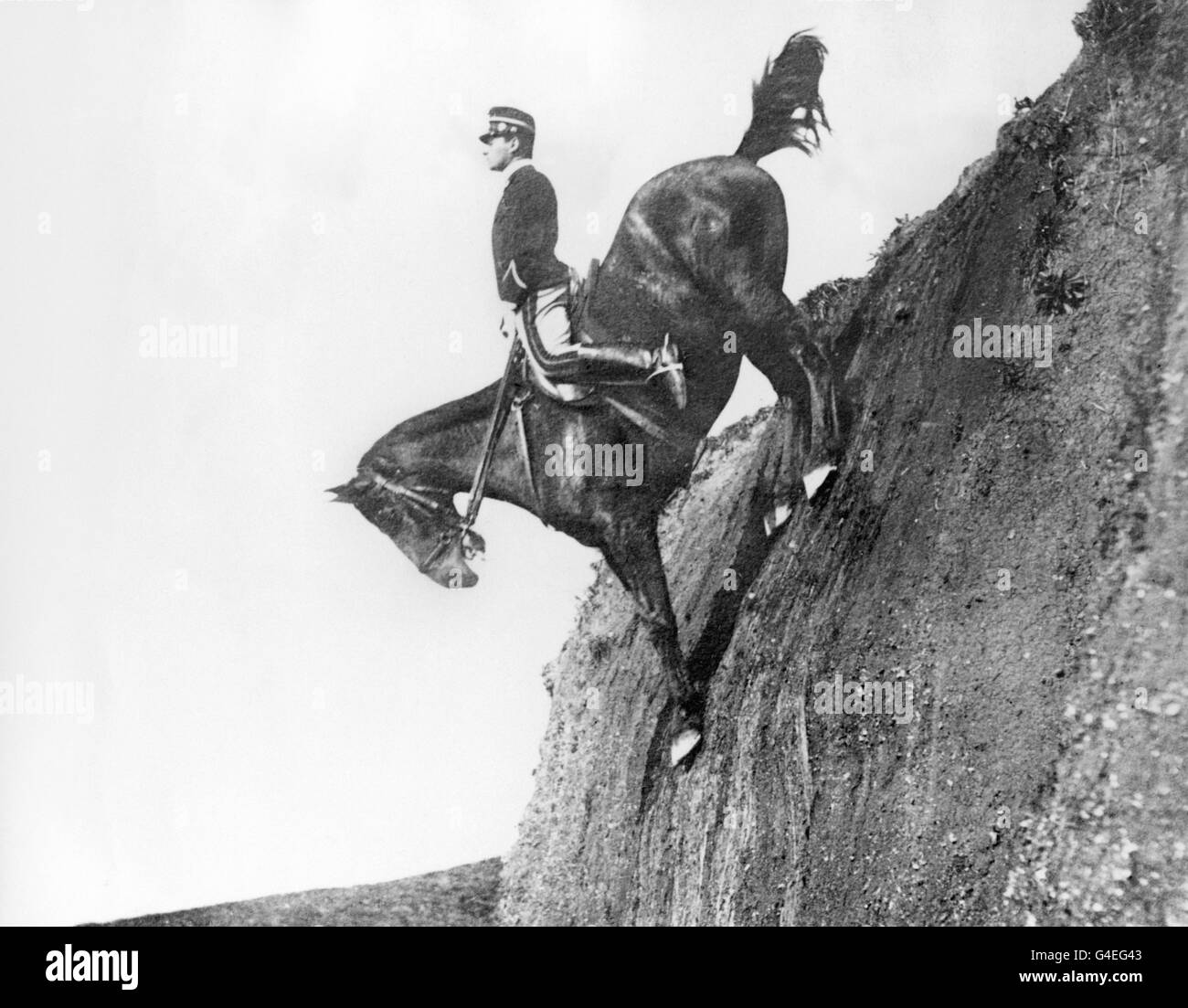 Un officier italien de Cavalry et son cheval plongent un falaise pendant le forage à cheval Banque D'Images