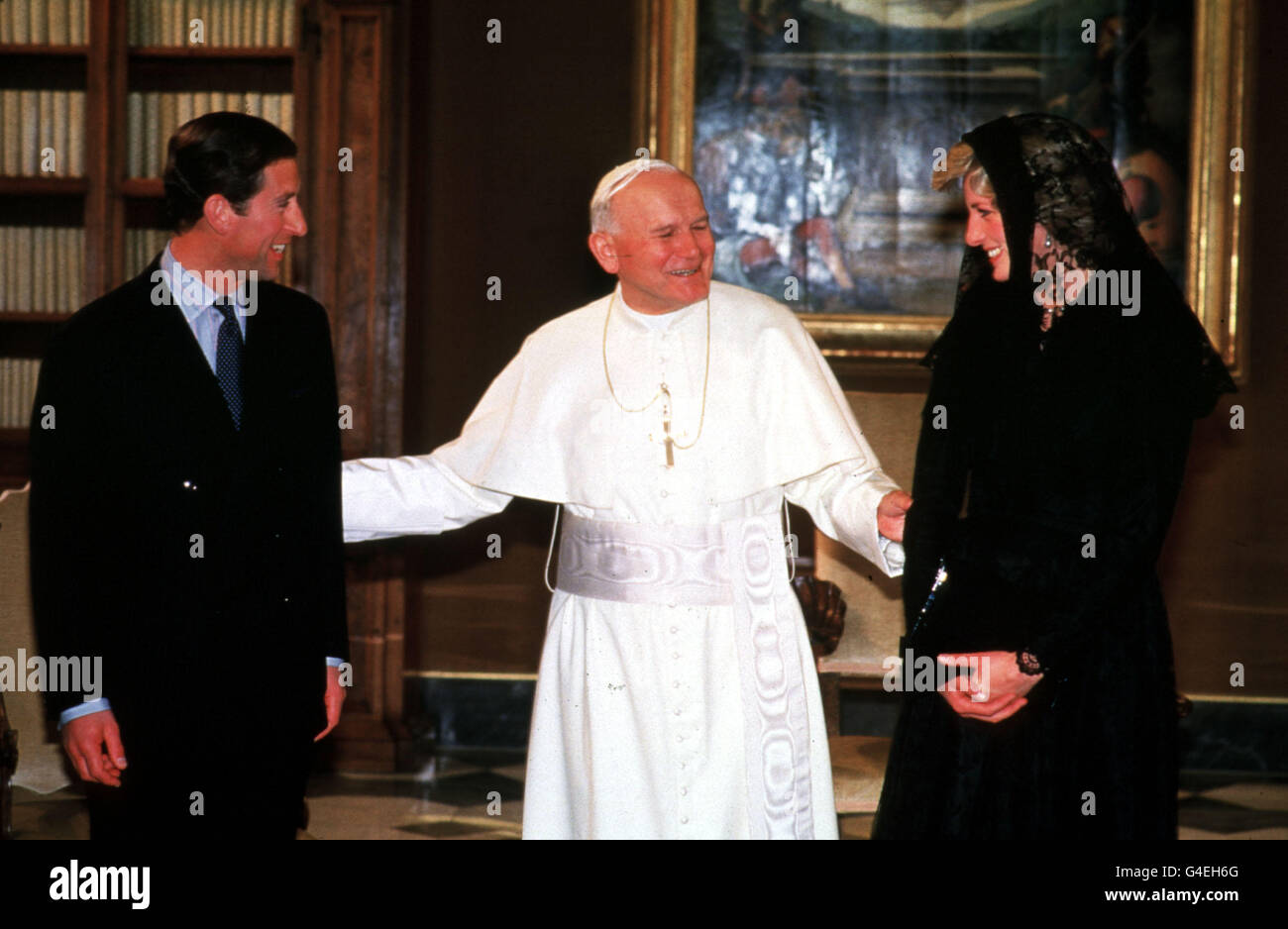 Le Prince et la Princesse de Galles avec le Pape après leur audience privée au Vatican à Rome, lors de la visite officielle de 17 jours du couple royal en Italie. Banque D'Images