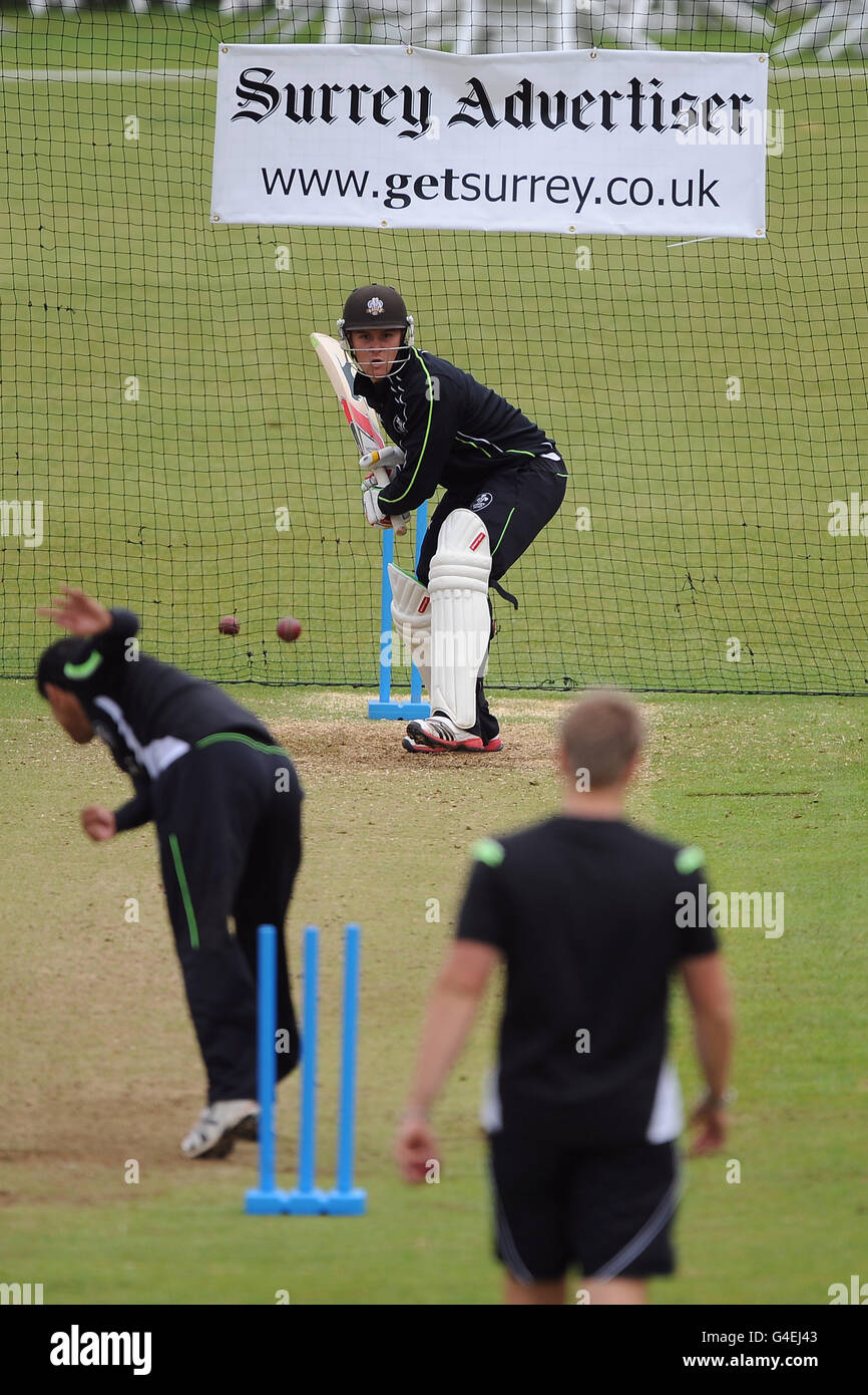 Cricket - Liverpool Victoria County Championship - Division 2 - Premier jour - Surrey v Middlesex - The Sports Ground. Les joueurs de Surrey se réchauffent avant le match Banque D'Images