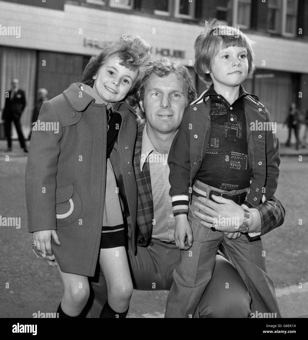Le capitaine Bobby Moore, vainqueur de la coupe du monde de football, avec ses enfants Roberta (9) et Dean (6) lors de la première pour enfants du film « Whislows and Amazones », réalisé par Claude Whatham (non illustré), décrit l'histoire classique du même nom pour les enfants. La performance a été pour les enfants de charité. Banque D'Images