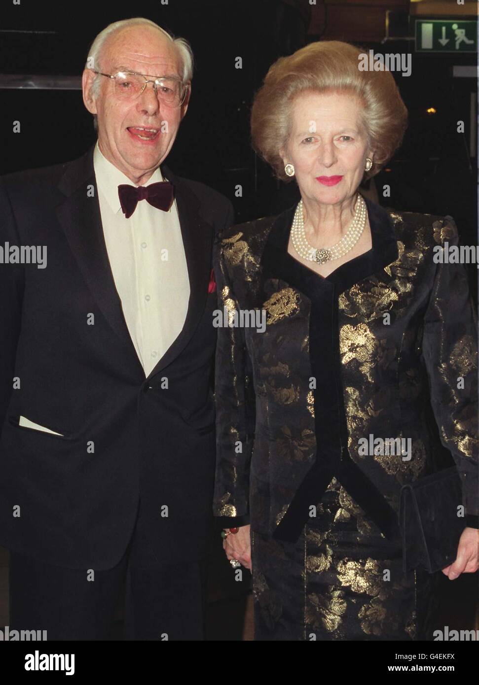 L'ancienne première ministre britannique et chef du Parti conservateur, Baroness Margaret Thatcher, accompagnée de son mari Denis, arrive à l'hôtel Savoy de Londres ce soir (mardi) pour le premier dîner politique Carlton. Photo par Andrew Stuart/PA. Banque D'Images