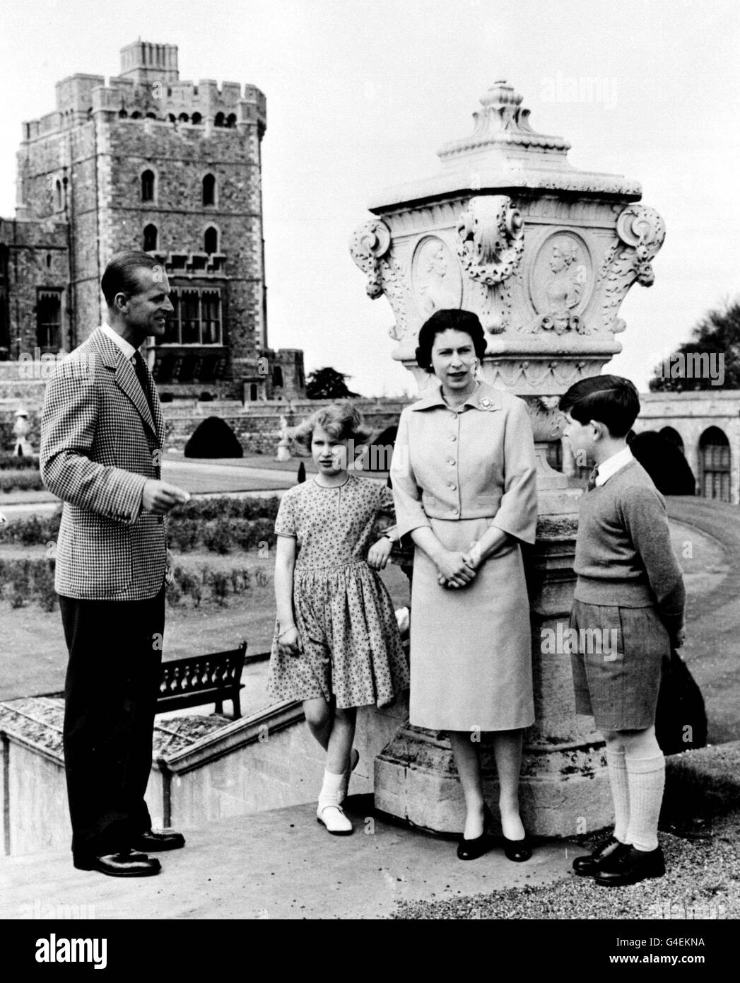 La reine Elizabeth II et le duc d'Édimbourg avec leurs enfants, le prince Charles, le prince de Galles et la princesse Anne, la princesse royale, au sommet des marches East Terrace Garden au château de Windsor, dans le Berkshire. Banque D'Images