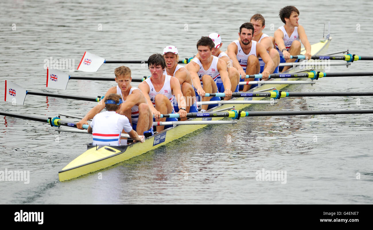 (Gauche-droite) Ed Bosson, Cameron MacRitchie, Luke Briggs, Frederic Vystavel, John carter, Jamie Copus, Eduardo Munno, Lloyd Alexander et Robert Wickstead en Grande-Bretagne, en compétition pour les huit hommes à Eton Dorney Rowing Lake à la fin des Championnats du monde juniors d'aviron 2011. Banque D'Images