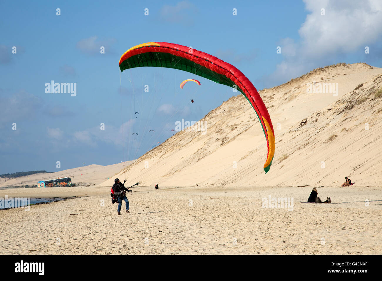 Pilote parapente décoller de Dune du Pyla plage Sud de France Banque D'Images