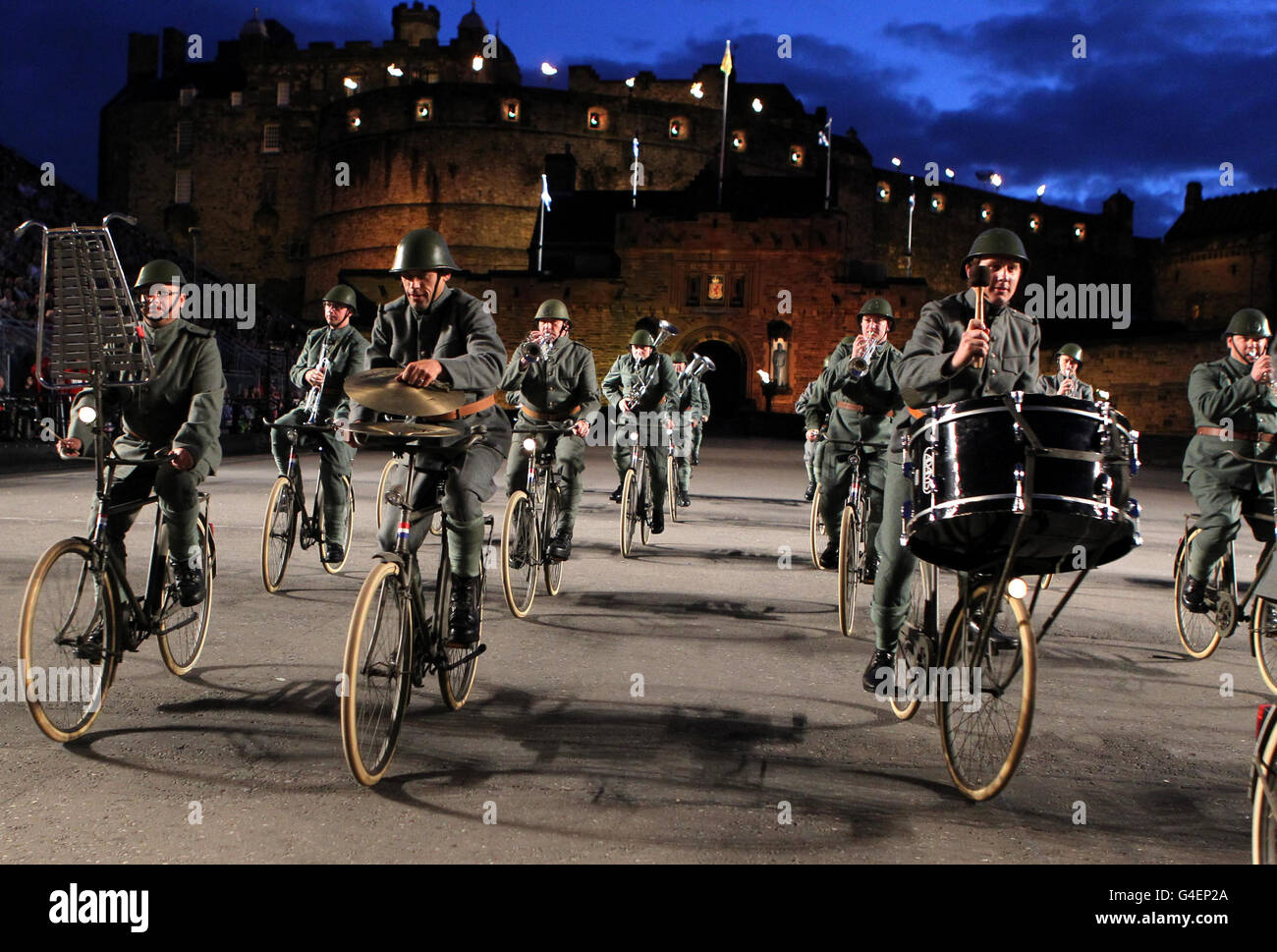 La bande du Royal Netherlands Army Mounted Regiment -le Music corps du Bicycle Regiment pendant la répétition de la robe militaire du Tattoo au château d'Édimbourg. Banque D'Images
