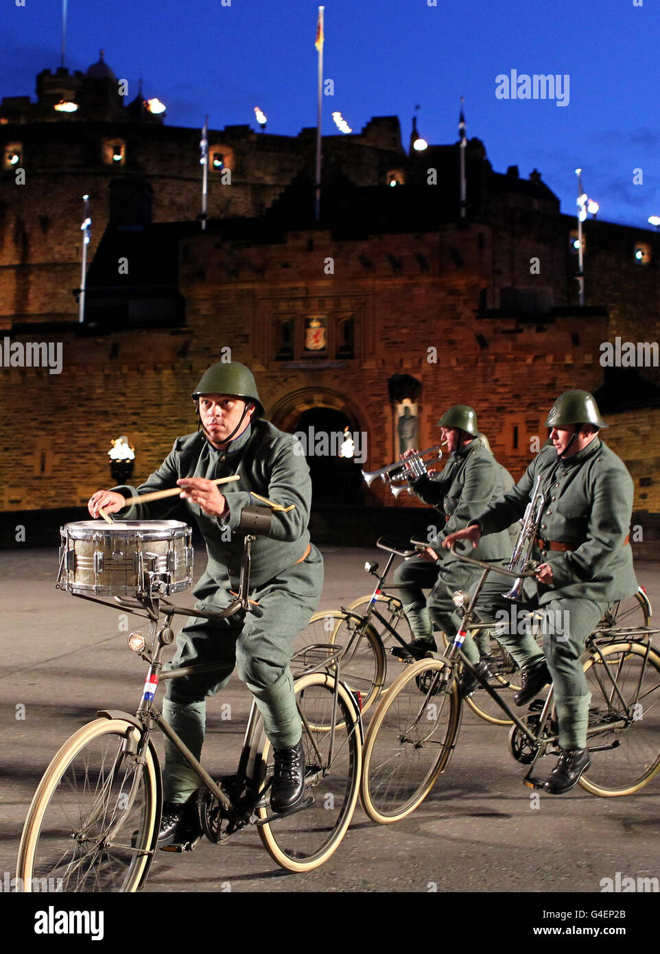 La bande du Royal Netherlands Army Mounted Regiment -le Music corps du Bicycle Regiment pendant la répétition de la robe militaire du Tattoo au château d'Édimbourg. Banque D'Images