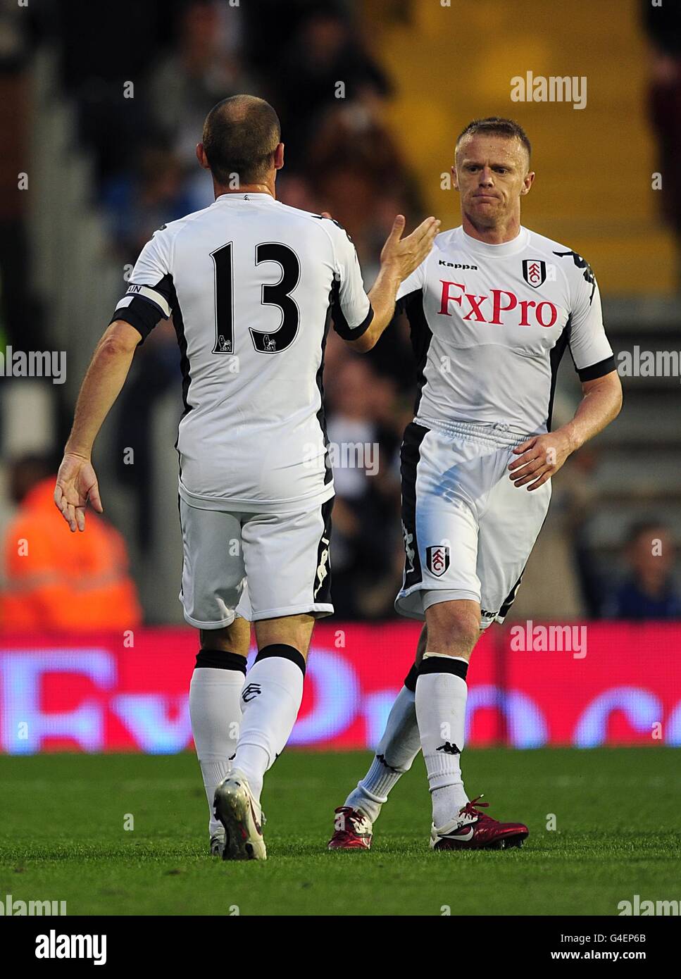 Danny Murphy de Fulham (à gauche) célèbre avec Damien Duff (à droite) après avoir obtenu la note de son deuxième objectif à partir de la zone de pénalité Banque D'Images