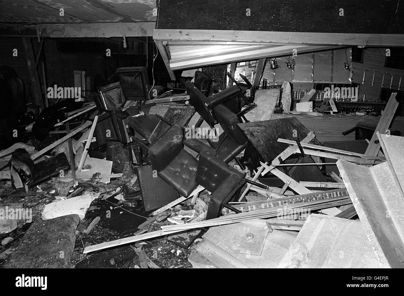 PA NEWS PHOTO 7/12/82 LA SCÈNE DE LA DÉVASTATION À LA BOMBE À L'ROPPIN "BIEN" pub-discothèque de Ballykelly, Londonderry, Irlande Banque D'Images