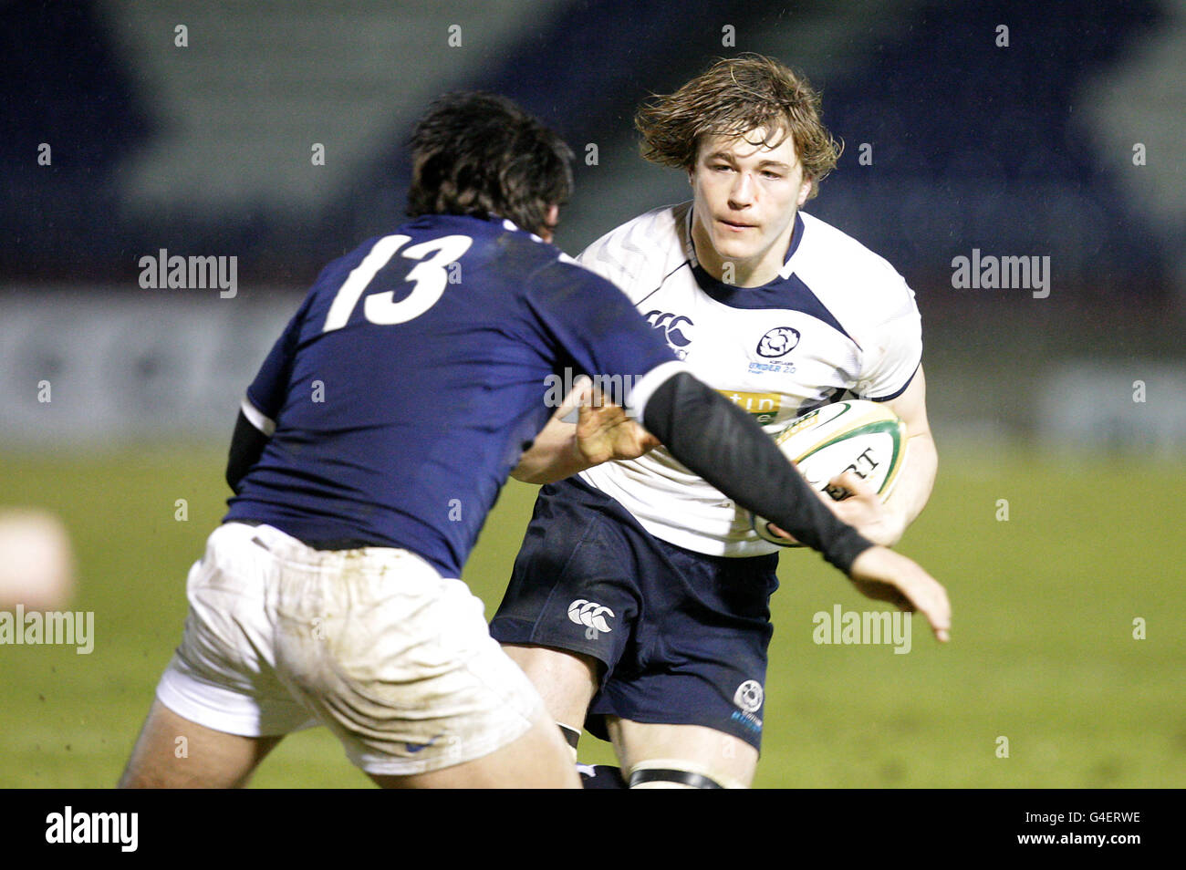 David Denton, écossais, se présente à Remy Lamerat en France lors du match international U20 au stade de Tulloch Caledonian, à Inverness. Banque D'Images