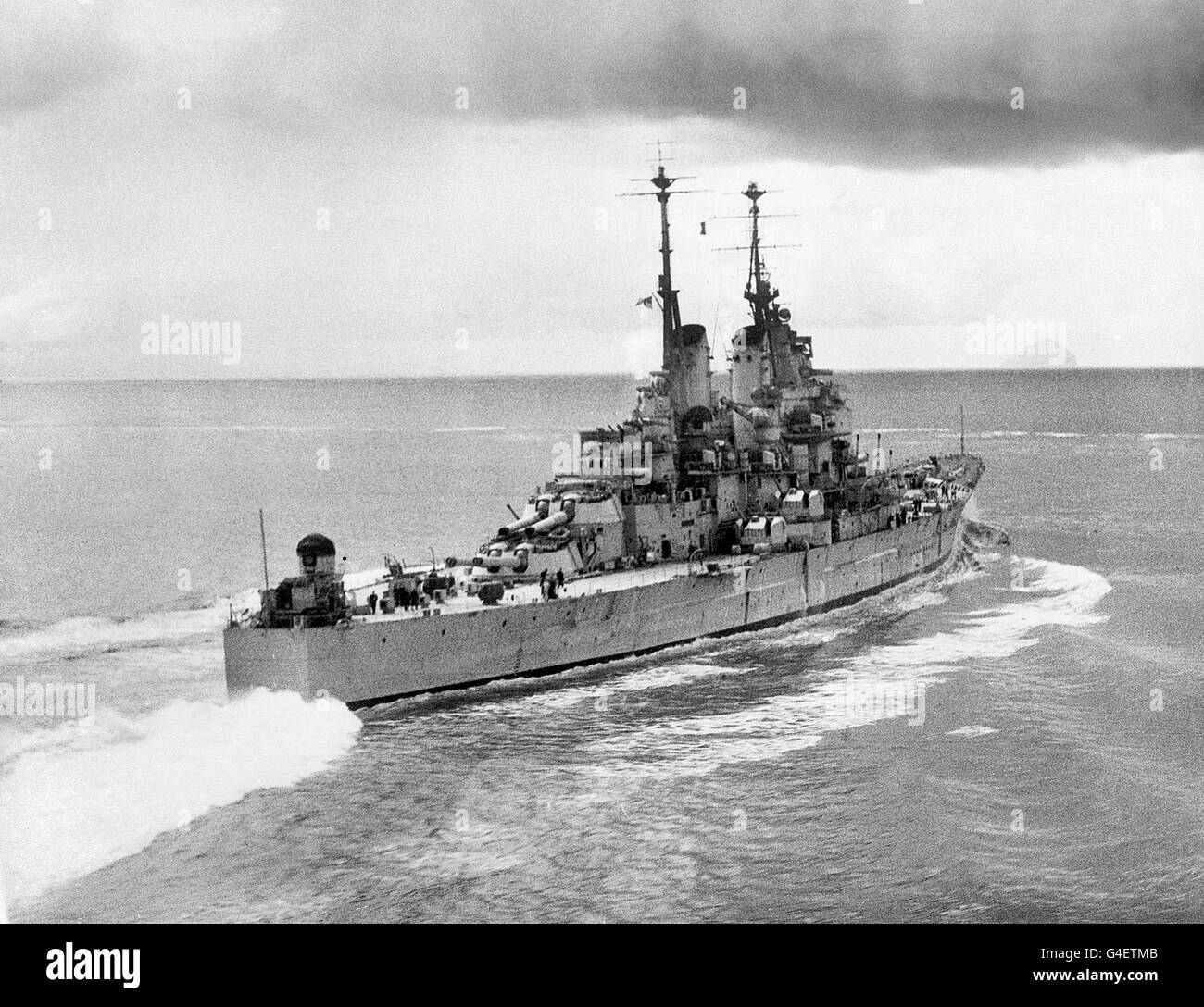 HMS Vanguard, le dernier cuirassé construit au monde, lors de ses essais de vitesse dans le Firth de Clyde. Banque D'Images