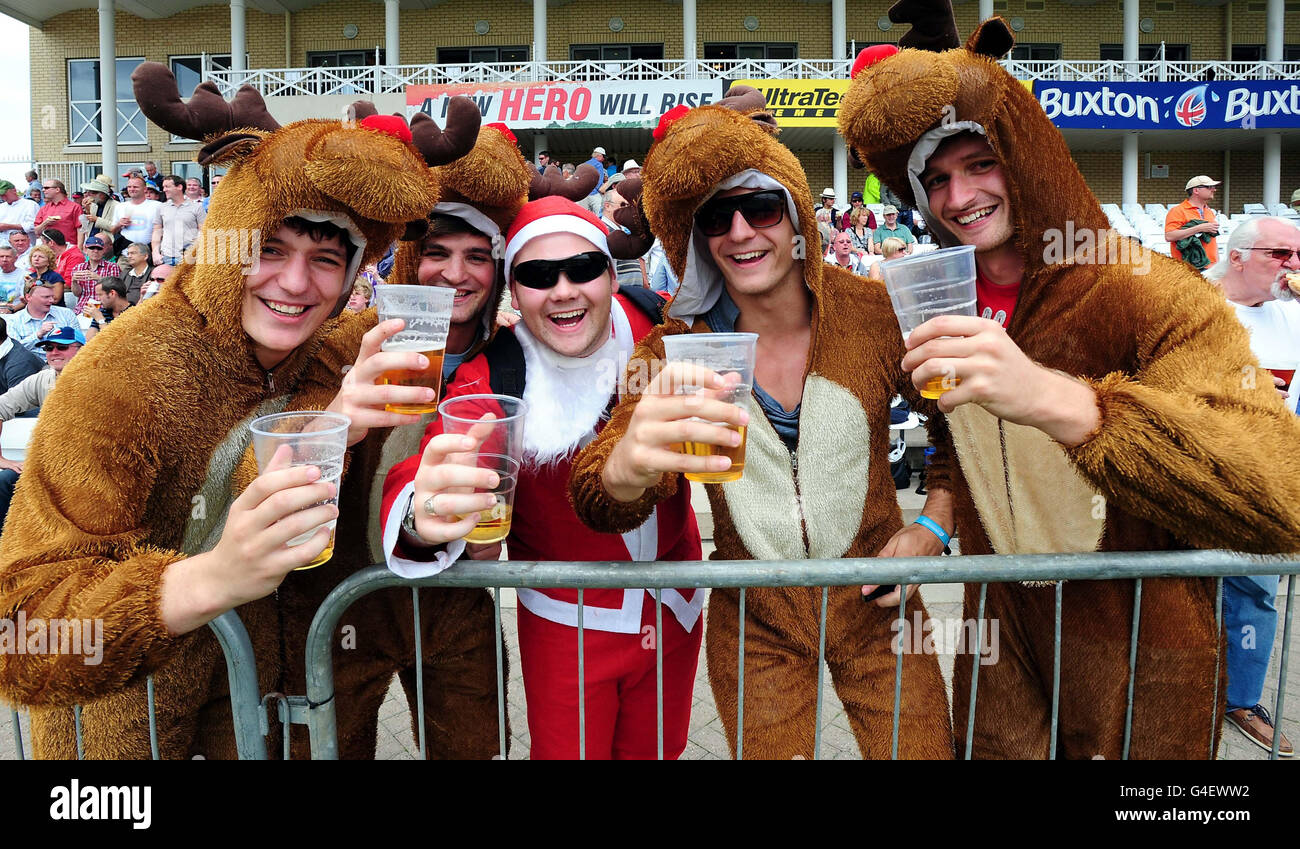 Les fans d'Angleterre apprécient l'atmosphère pendant le deuxième match d'essai de npower à Trent Bridge, Nottingham. Banque D'Images