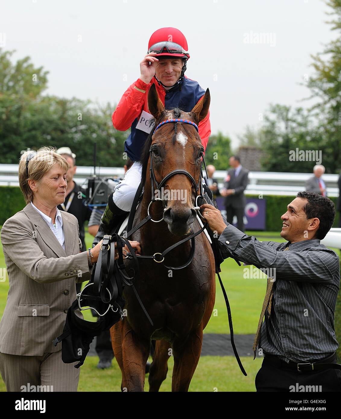 Jockey Kieren Fallon après avoir gagné les enjeux glorieux de Coutts Sailor ivre Banque D'Images