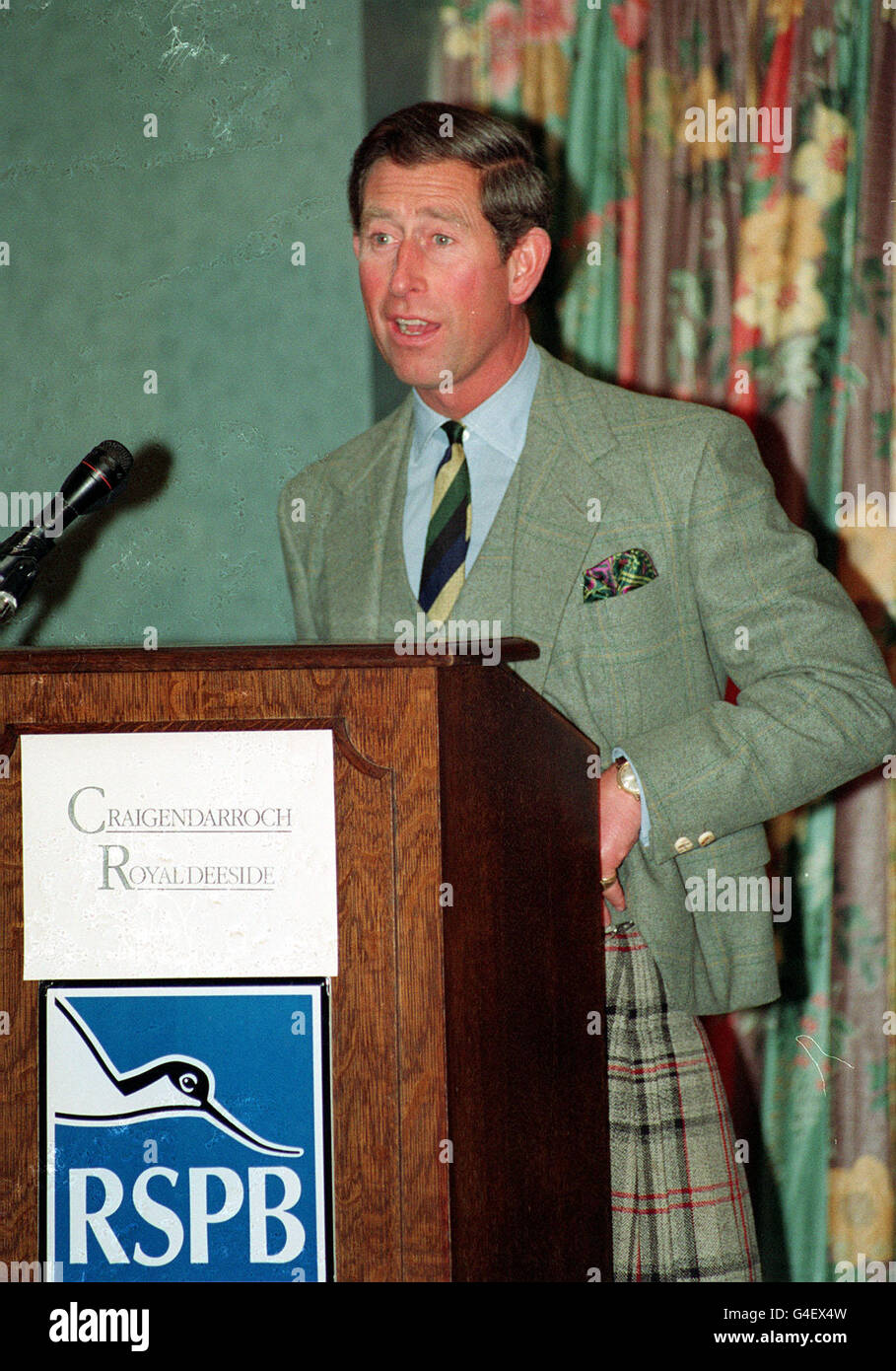 PA NEWS PHOTO 16/9/93 LE PRINCE DE GALLES S'exprimant LORS DU LANCEMENT DU "TIME POUR LE PIN', UN RAPPORT SUR LA SURVIE DE L'hôtel Caledonian pinèdes de l'ECOSSE Banque D'Images