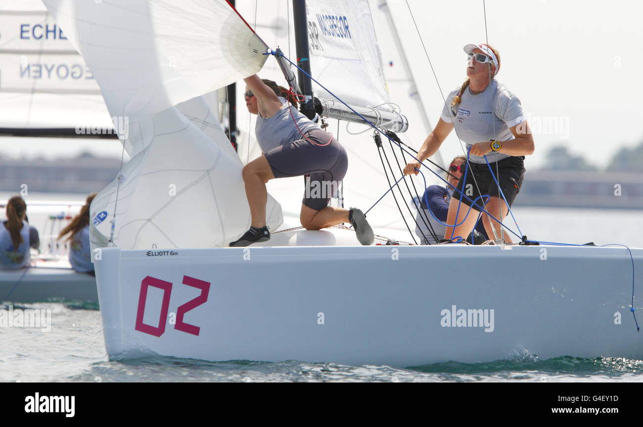 L'équipe britannique de course féminine de Lucy MacGregor, Annie Lush (à droite) et Kate MacGregor (à gauche) pendant l'épreuve des Jeux Olympiques de Londres 2012 et la régate internationale de Weymouth. Banque D'Images