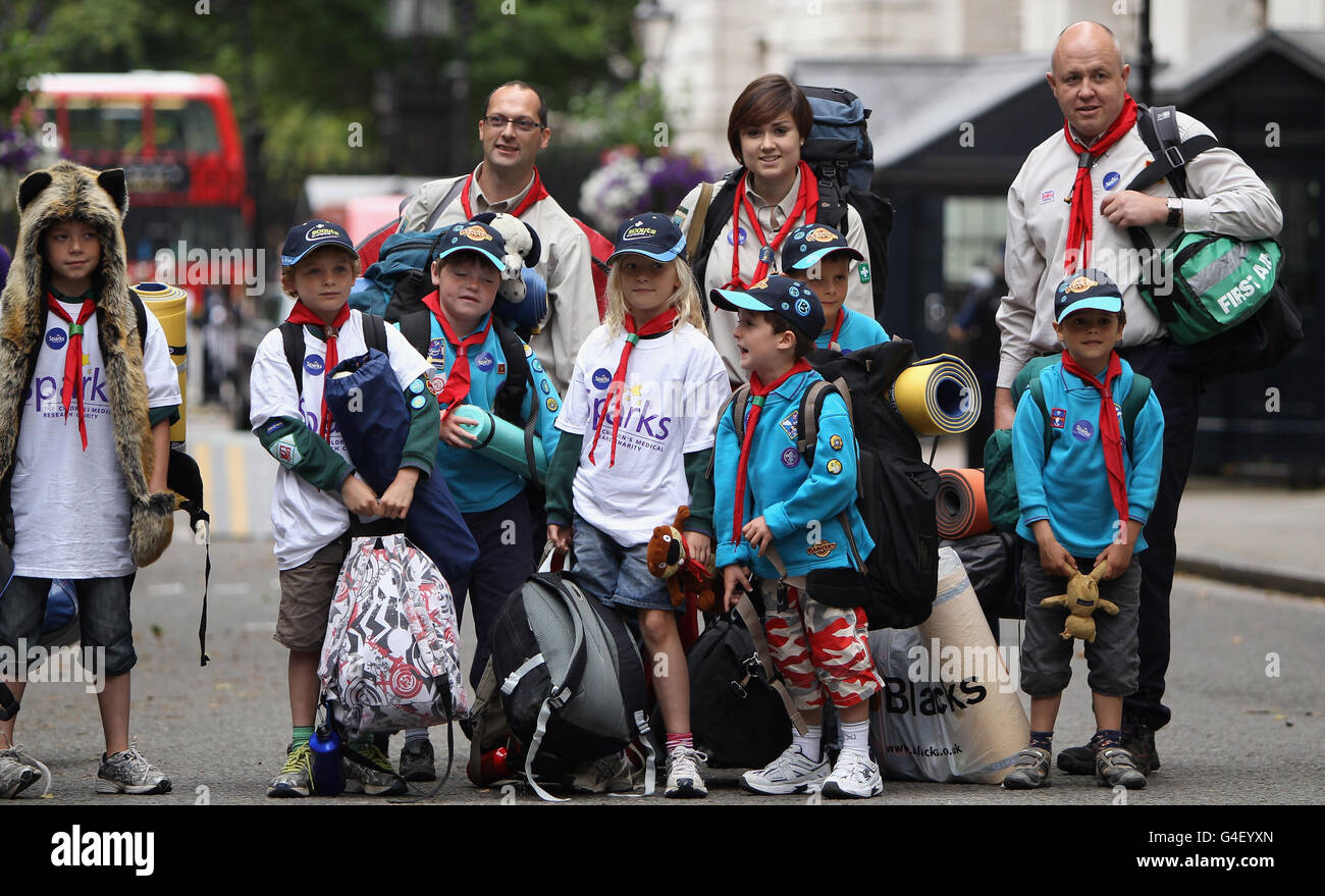 Un groupe de castors arrivent au 10 Downing Street, Londres, pour installer le camp dans le jardin. Banque D'Images