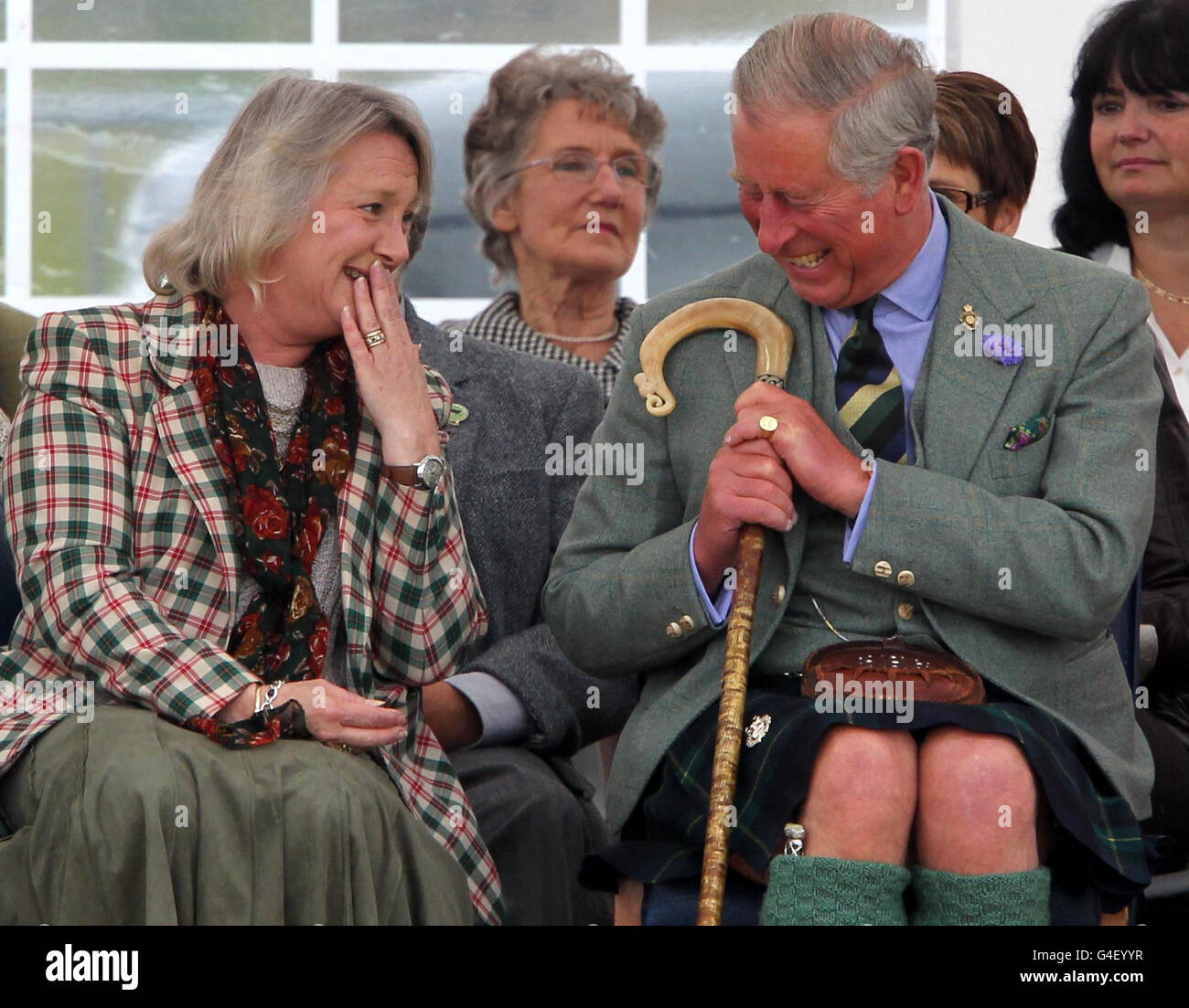 Le prince de Galles, connu sous le nom de duc de Rothesay en Écosse, rit lorsqu'il regarde les Jeux de Mey, avec Lady Thurso dans le domaine du château de Mey, la maison écossaise de la Reine mère défunte à Caithness. Banque D'Images