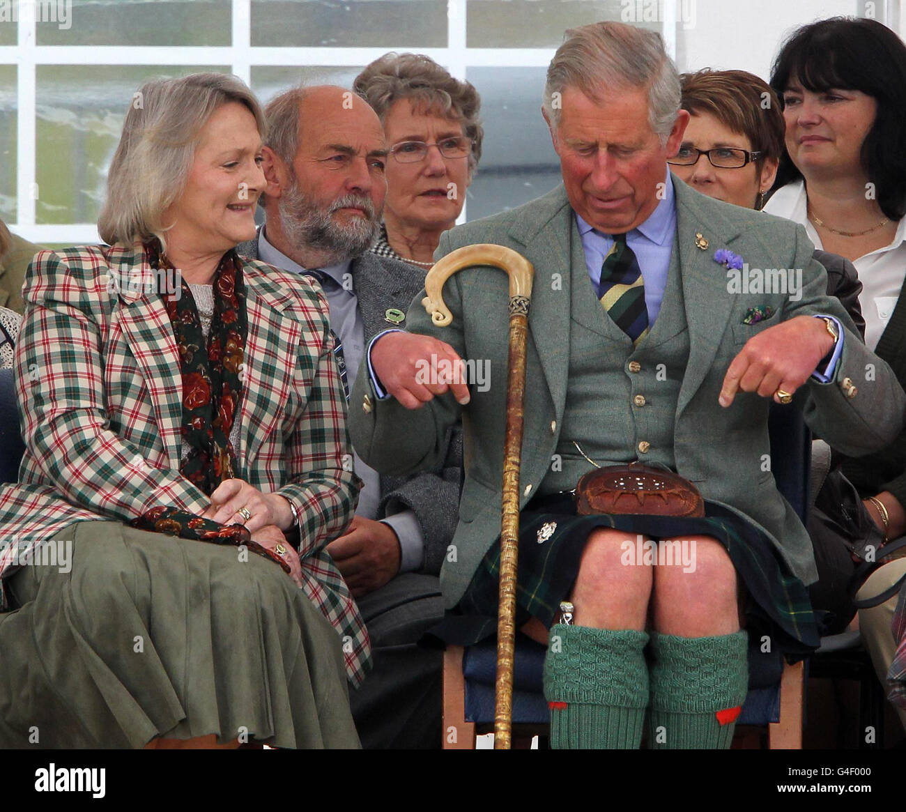 Le prince de Galles, connu sous le nom de duc de Rothesay en Écosse, fait des gestes lorsqu'il regarde les Jeux de Mey, avec Lady Thurso dans le domaine du château de Mey, la maison écossaise de la Reine mère de Caithness. Banque D'Images