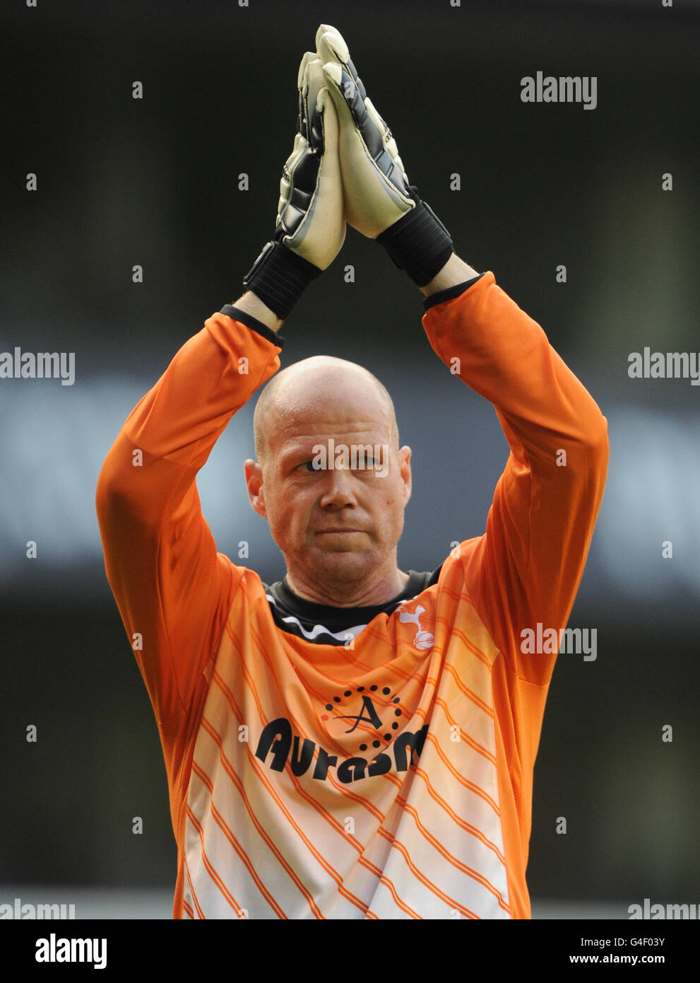 Football - pré-saison amical - Tottenham Hotspur v Athletic Club Bilbao - White Hart Lane.Le gardien de but de Tottenham Hotspur, Brad Friedel, applaudit les fans après la victoire sur Athletic Club Bilbao. Banque D'Images