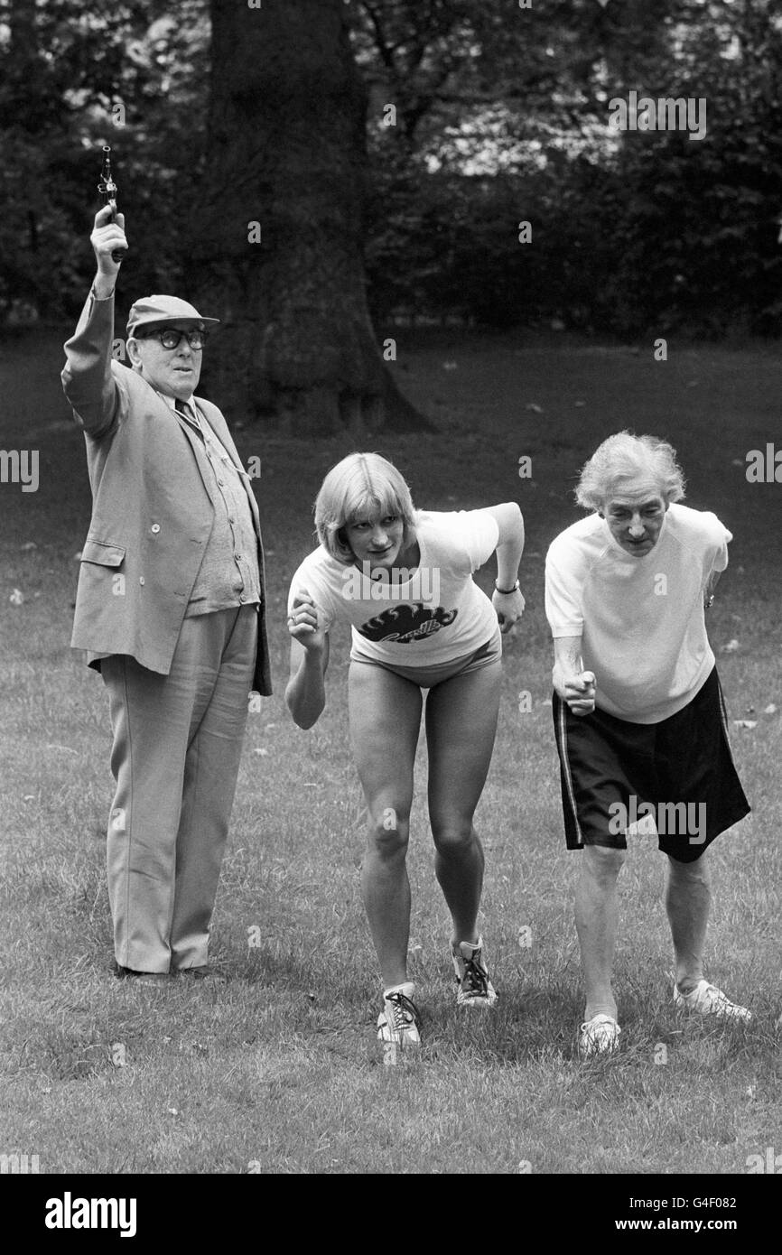 PA NEWS PHOTO 5/7/78 MME VERA SEARLE (droite), DÉTENTEUR DU RECORD DU MONDE DU 250 mètres et 440 COURSES DE COUR DANS LES ANNÉES 1920, ET MME DONNA HARTLEY (centre) à 400 mètres BRITANNIQUE ACTUEL DÉTENTEUR DU RECORD, DÉMONTRER LES DIFFÉRENTES TECHNIQUES ET DE ROBE QUI ONT DÉVELOPPÉ EN ATHELETICS PENDANT CE TEMPS. Banque D'Images