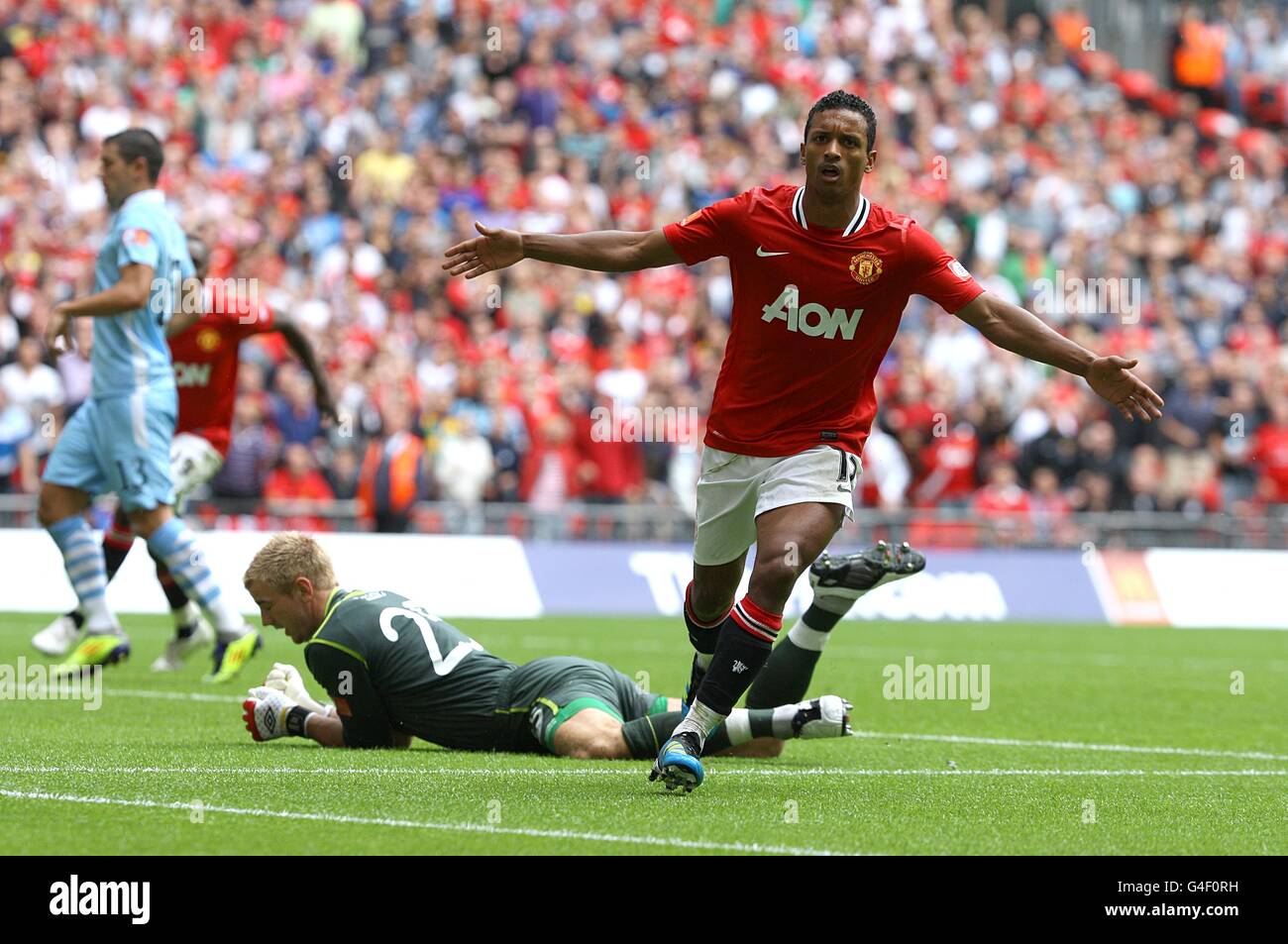 Football - FA Community Shield - Manchester City / Manchester United - Wembley Stadium.Luis Nani de Manchester United célèbre son deuxième but du match, alors que Joe Hart, gardien de but de Manchester City, est resté abattu Banque D'Images