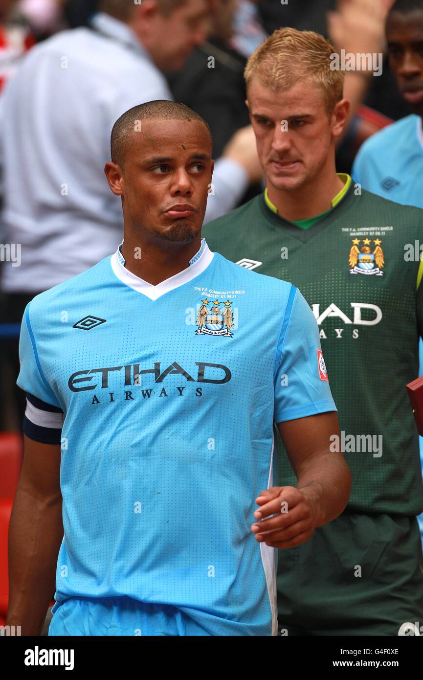 Football - FA Community Shield - Manchester City / Manchester United - Wembley Stadium.Joe Hart et Vincent Kompany (à gauche), les footballeurs de Manchester City abaissent les marches de Wembley, après le coup de sifflet final Banque D'Images