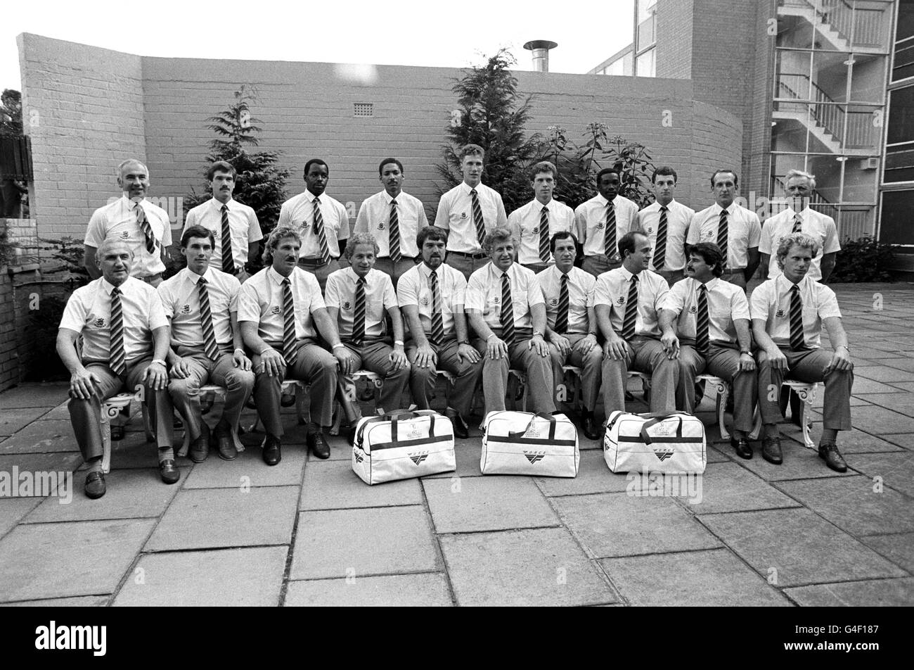 L'ÉQUIPE DE CRICKET DE L'ANGLETERRE S'ÉQUIPE AVANT DE PARTIR POUR L'AUSTRALIE ET LA TOURNÉE DES CENDRES. DE GAUCHE À DROITE: LAURIE BROWN (PHYSIO) BRUCE FRENCH, WILF SLACK, PHILLIP DE FREITAS, CHRIS BROAD, JAMES WHITAKER, GLADSTONE SMALL, JACK RICHARDS, BILL ATHEY, PETER AUSTEN (SCORER) PREMIÈRE RANGÉE: MICKEY STEWART (GESTIONNAIRE D'ÉQUIPE) NEIL FOSTER, IAN BOTHAM, DAVID GOWER, MIKE GATTING, JOHN EMBURY, PHIL EDMONDS, ALLAN-GRAHAM DILLEY (MAÎTRE D'AGNEAU), ALLAN-DAVID, ALLAN-DAVID. Banque D'Images