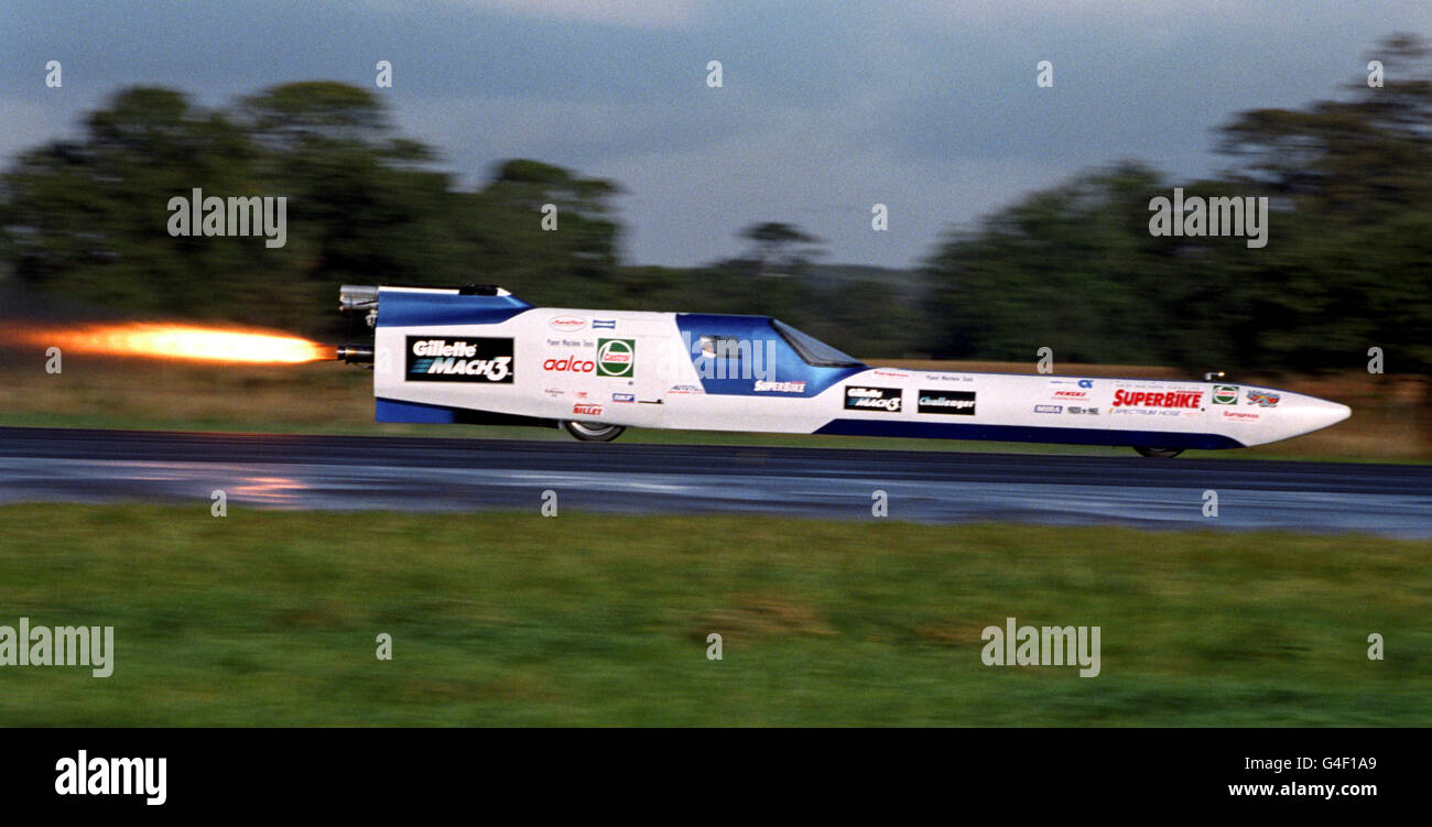 Richard Brown tente le record britannique de vitesse terrestre dans sa moto Gillette Mach 3 propulsée par une fusée à l'aérodrome d'Elvington, près de York. La tentative record a été assiégée avec des problèmes, y compris le mauvais temps, les animaux errants et un compteur de vitesse cassé. Banque D'Images