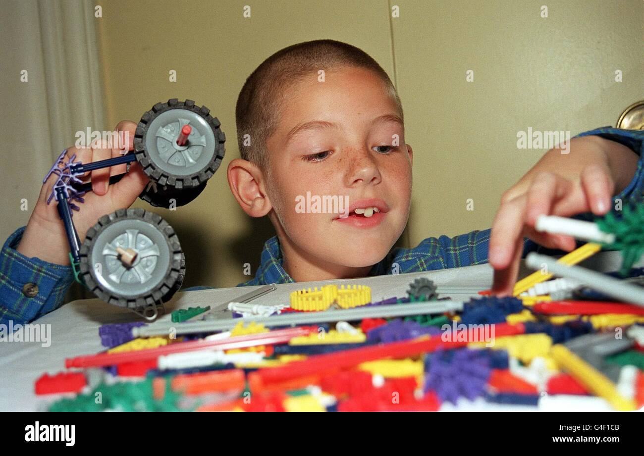 Jack Dadswell, âgé de huit ans, de Forest Hill, Londres, joue avec un kit  de construction K'NEX, qui a été nommé Grand gagnant lors des prix Right  Start Best Toy Awards 1998,