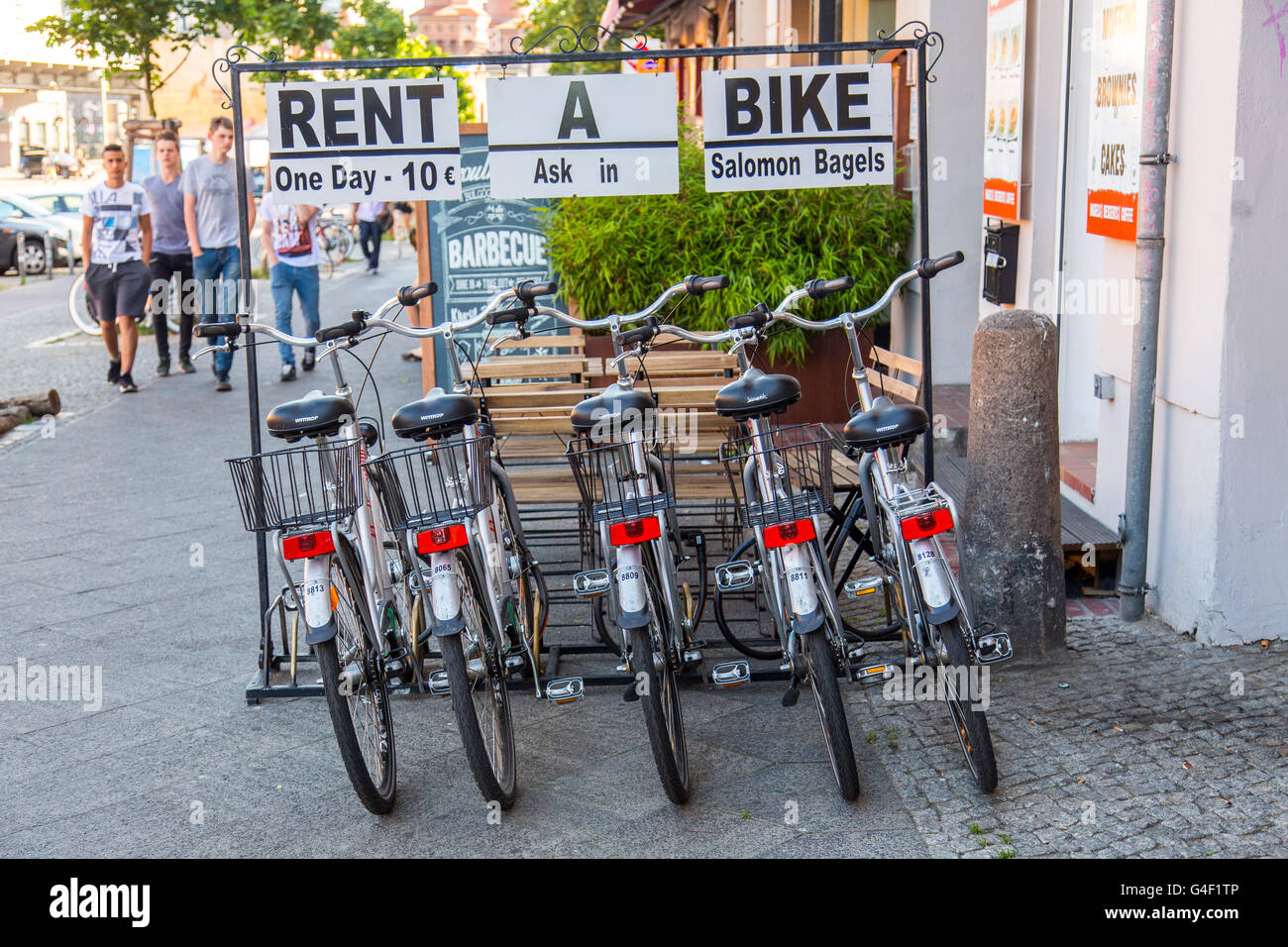 Louer un vélo Banque de photographies et d'images à haute résolution - Alamy