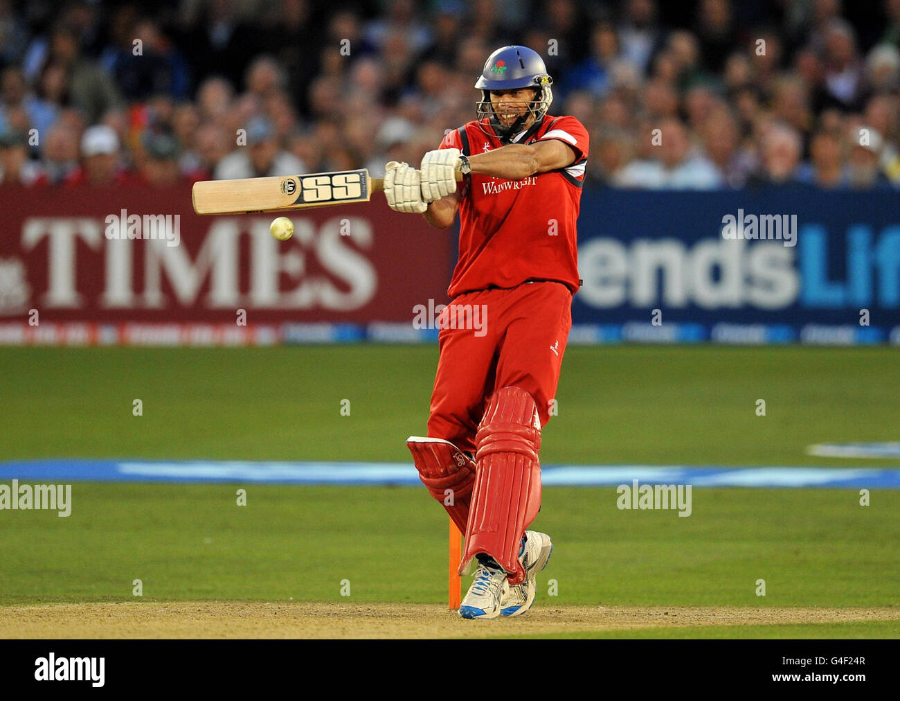 Cricket - Friends Life T20 - quart de finale - Sussex Sharks / Lancashire Lightning - County Ground.Sajid Mahmood du Lancashire joue un bord inférieur dans ses souches lors du match de finale du T20 Quarter au terrain du comté, Hove. Banque D'Images