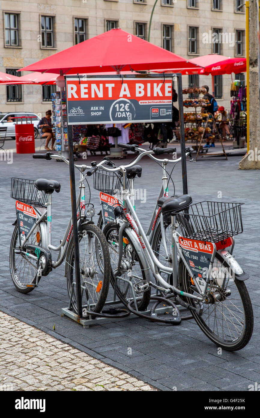 Location de vélos, Location de vélo, station dans un magasin à Berlin,  location de vélo à la journée Photo Stock - Alamy