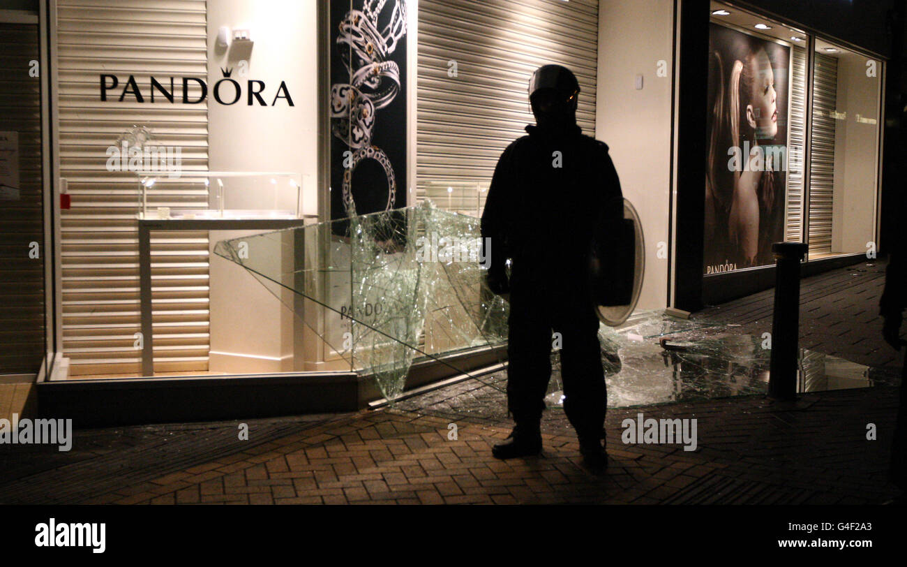 La police garde ce soir un magasin de bijoux pillé près du centre commercial Bullring de Birmingham, alors que la violence s'étendait à l'extérieur de Londres. Banque D'Images