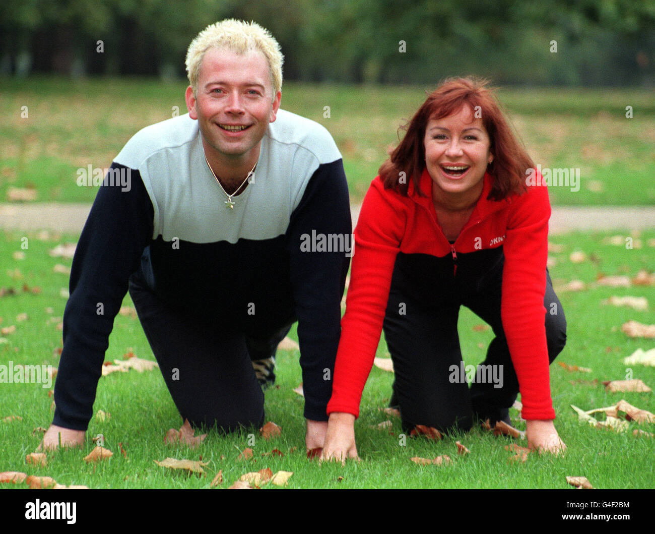 Stifyn Parri, la star du showbiz, et Sian Lloyd, la personnalité de la télévision, posent pour les médias à Hyde Park à Londres (vendredi) pour promouvoir « Run for Snowdon », une course sponsorisée pour recueillir de l'argent pour l'appel Save the Snowdon. La course de Newport Gallé jusqu'au sommet de Snowdon a lieu pendant plus d'une semaine et fera appel à 40 villes à travers le pays de Galles. Photo de Matthew Fearn/PA Banque D'Images