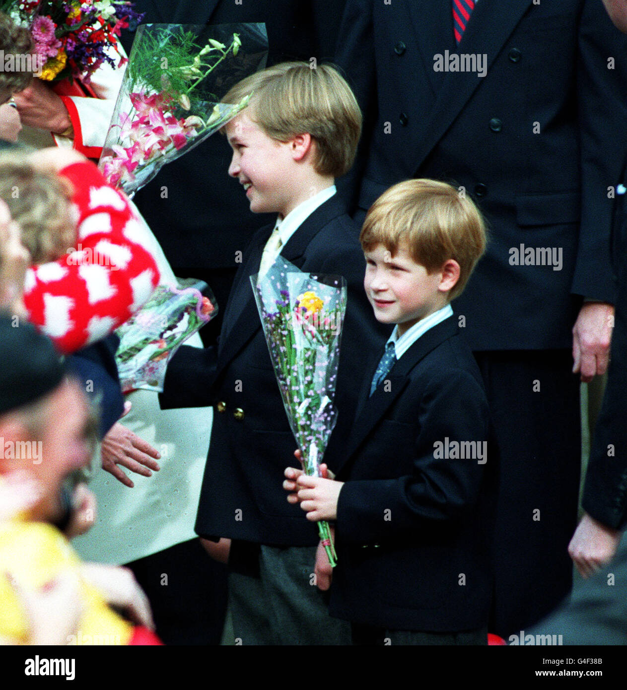 Le prince William (à gauche), âgé de 9 ans, et le prince Harry, âgé de 7 ans, font une promenade informelle après avoir assisté au service du dimanche matin avec leurs parents, le prince et la princesse de Galles, à la cathédrale Saint-James, à Toronto, au Canada. La famille a ensuite quitté Toronto à bord du yacht royal. Banque D'Images