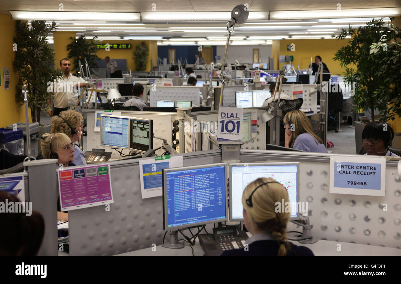 Le personnel du centre d'appels de la police au Central Communications Command à Lambeth, dans le sud de Londres, après avoir reçu un nombre record d'appels au cours du récent trouble. Banque D'Images