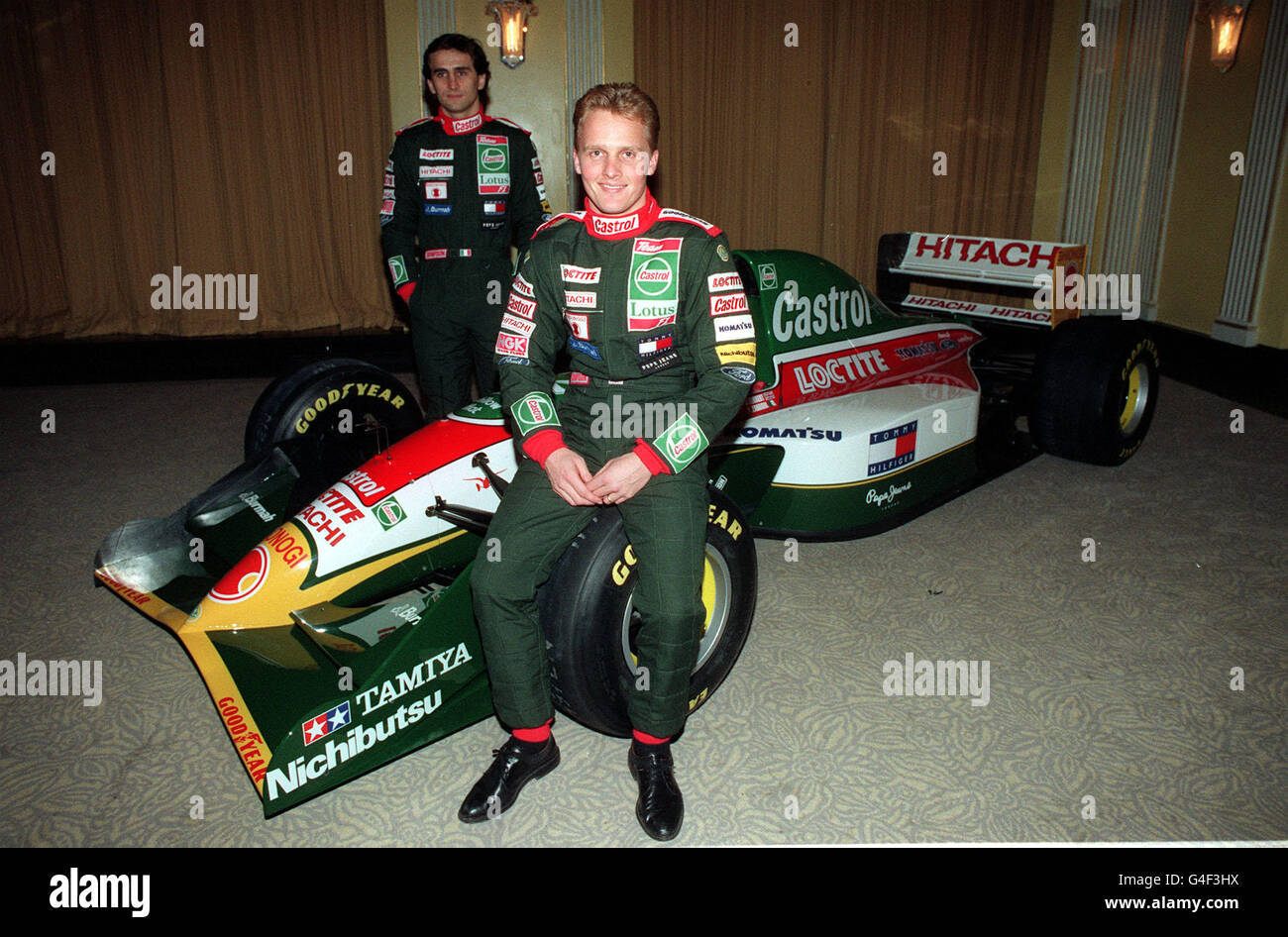 PA NEWS 24/2/93 L'ÉQUIPE LOTUS 1993 FORMULE UN DROVESR, JOHNNY HERBERT ET ALESSANDRO ZANARDI (ARRIÈRE-PLAN) AVEC LEUR VOITURE LOTUS FORD TYPE 107B LORS D'UN PHOTOCALL À LONDRES Banque D'Images