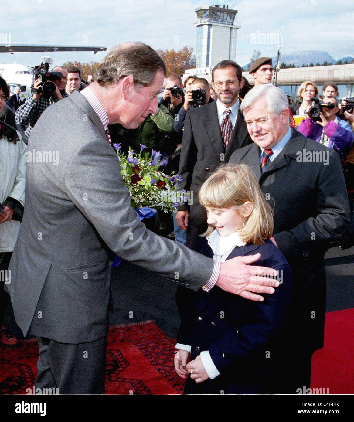 LJU11-19981102-LJUBLJANA, SLOVÉNIE: HRH le prince de Galles (L) est accueilli par le président slovène Milan Kucan (R) et Little Petra (C) lorsqu'il arrive à l'aéroport de Ljubljana, le 02 novembre 1998, pour une visite officielle de deux jours en Slovénie ce lundi. PHOTO DE L'ACTUALITÉ PA Banque D'Images