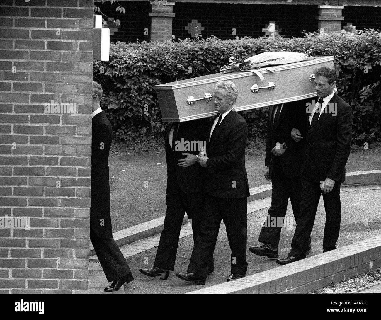 PA NEWS PHOTO 3/9/87 Le cercueil TRANSPORTANT HUNGERFORD KILLER MICHAEL RYAN au crématorium de lecture Banque D'Images