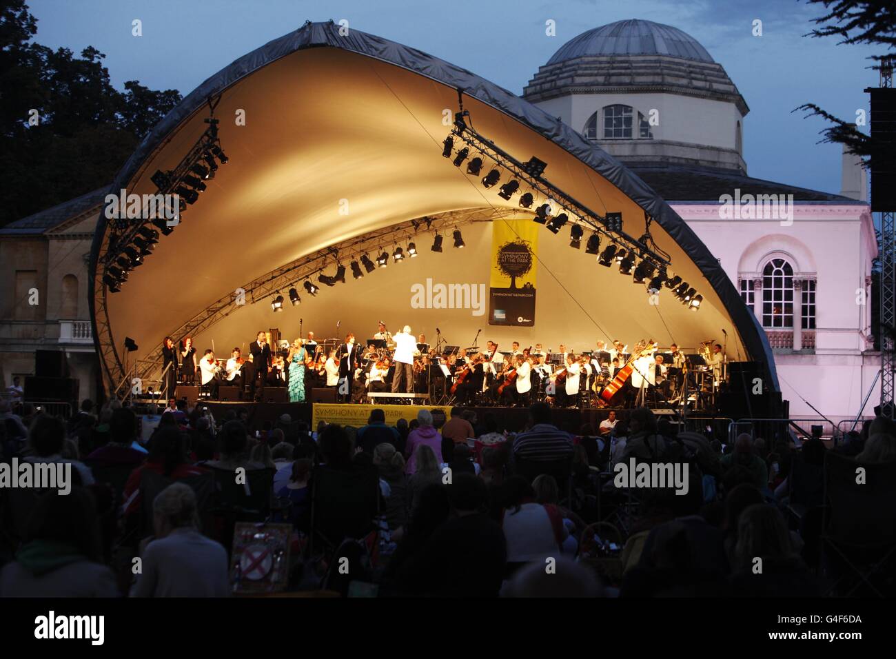 Le Royal Philharmonic Orchestra se produit lors de l'American Express Symphony at the Park, qui s'est tenu sur le terrain de Chiswick House, à Londres, pour célébrer le 80e anniversaire des studios Abbey Road. Banque D'Images