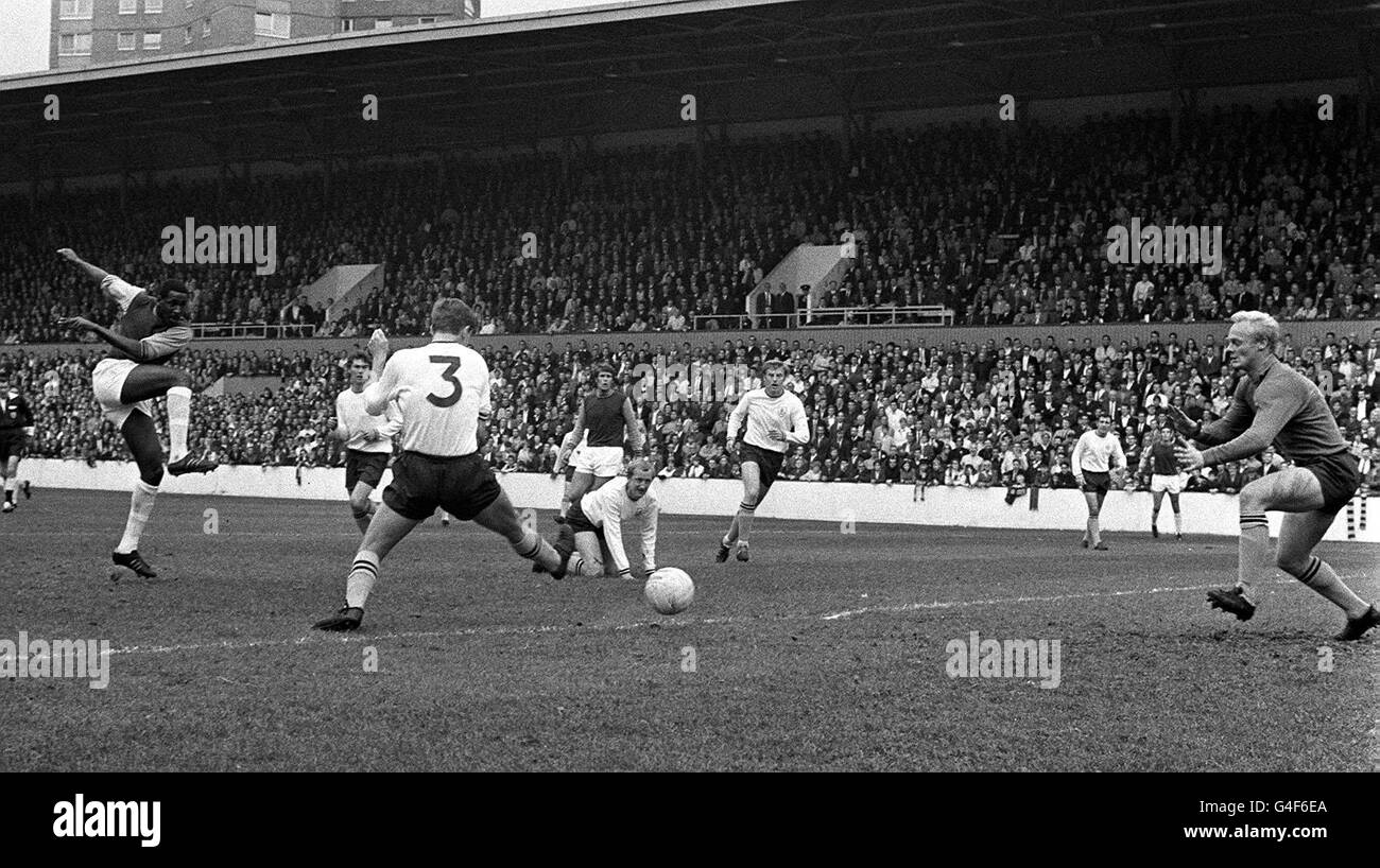 PA NEWS PHOTO 4/10/69 WEST HAM'S CLYDE BEST(gauche), CEINTURES LA BALLE PASSÉ BURNLEY GARDIEN PETER MELLOR DE MARQUER LE PREMIER BUT POUR SON ÉQUIPE DANS LE MATCH DE PREMIÈRE DIVISION à Upton Park, Londres AU SOL. Quatre minutes plus tard, il a marqué un autre. Banque D'Images