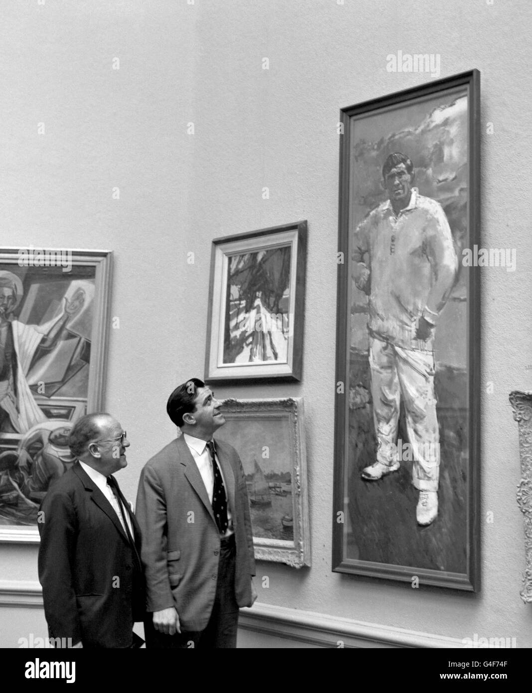 Fred Trueman, joueur de cricket du Yorkshire et de l'Angleterre, à droite, avec Jack Hylton, alors qu'il voit son portrait de Ruskin Spear à la vue privée de l'exposition estivale de la Royal Academy à Burlington House, Piccadilly, Londres. Banque D'Images