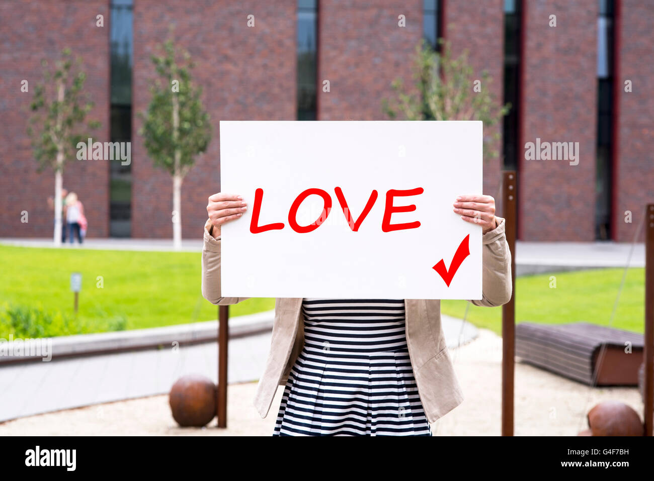 Une photo d'une femme avec un morceau je vous aime Banque D'Images