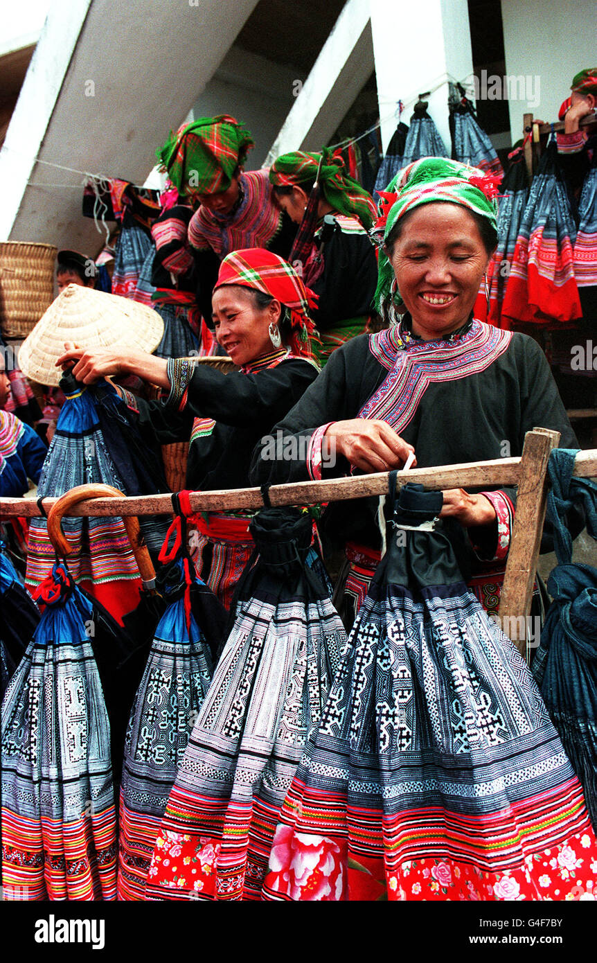 Les femmes locales ont l'occasion de présenter leurs marchandises sur le marché hebdomadaire de la ville de Cat Ba, située près de la frontière avec la Chine, dans la colline vietnamienne du nord. Banque D'Images