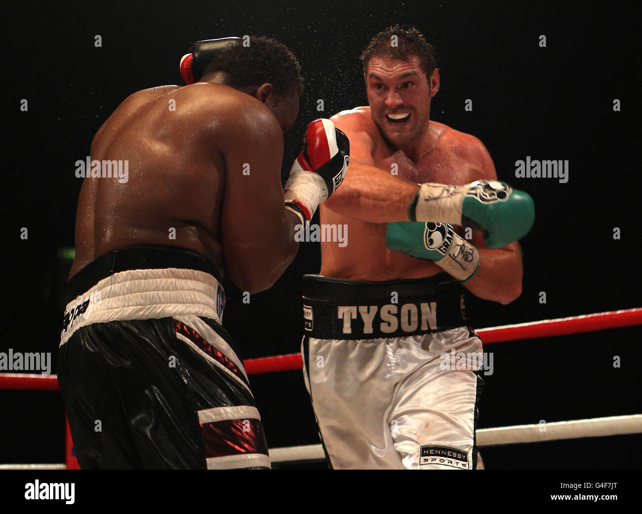 Boxe - British Heavyweight Title - Dereck Chisora v Tyson Fury - Wembley Arena.Tyson Fury (à droite) en action contre Dereck Chisora lors du combat britannique Heavyweight Title à Wembley Arena, Londres. Banque D'Images