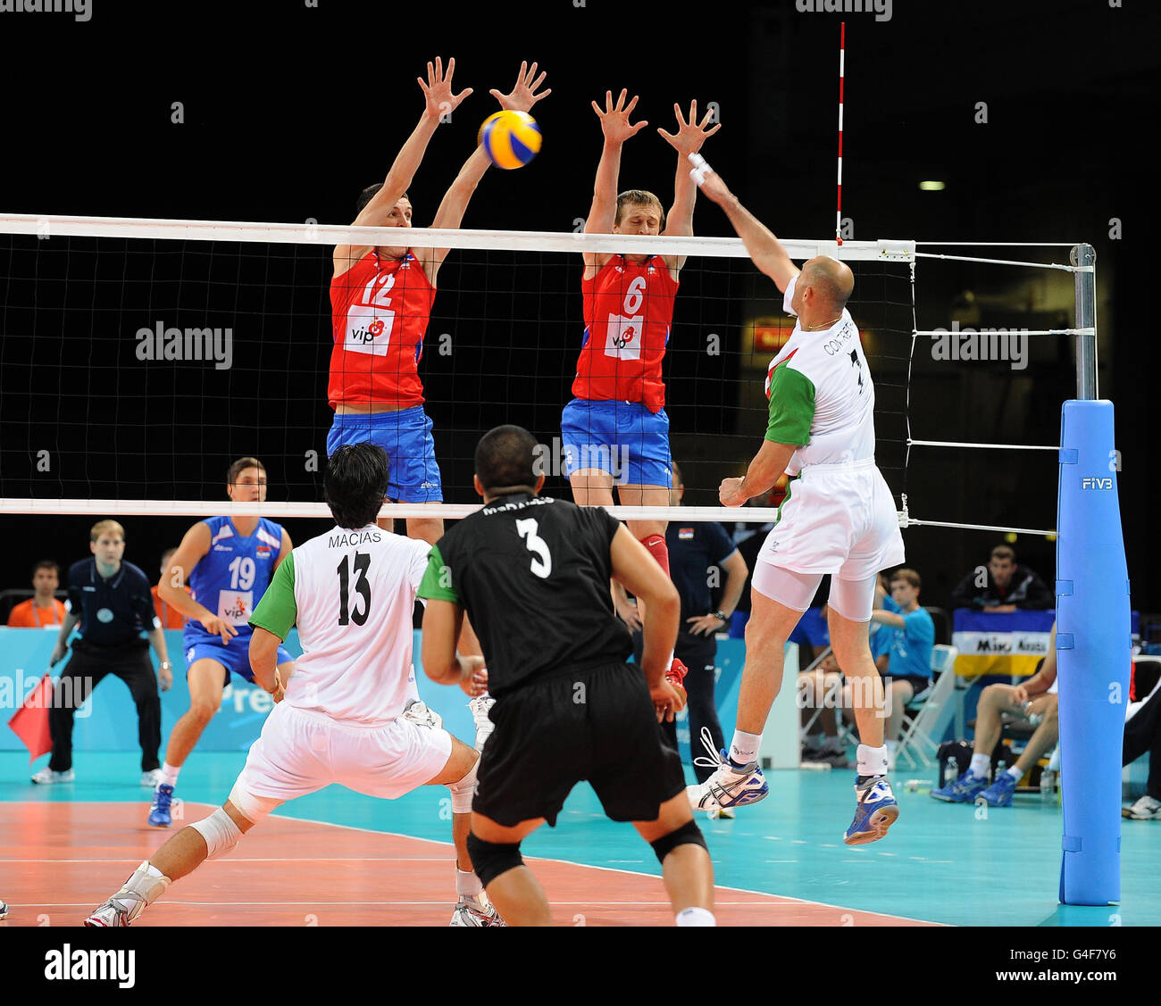 Milan Rasic (12) et Milos Terzic tentent de bloquer un tir de Gerardo Contreras (7), au Mexique, lors de l'événement international de Londres sur invitation à Earls court Londres. Banque D'Images