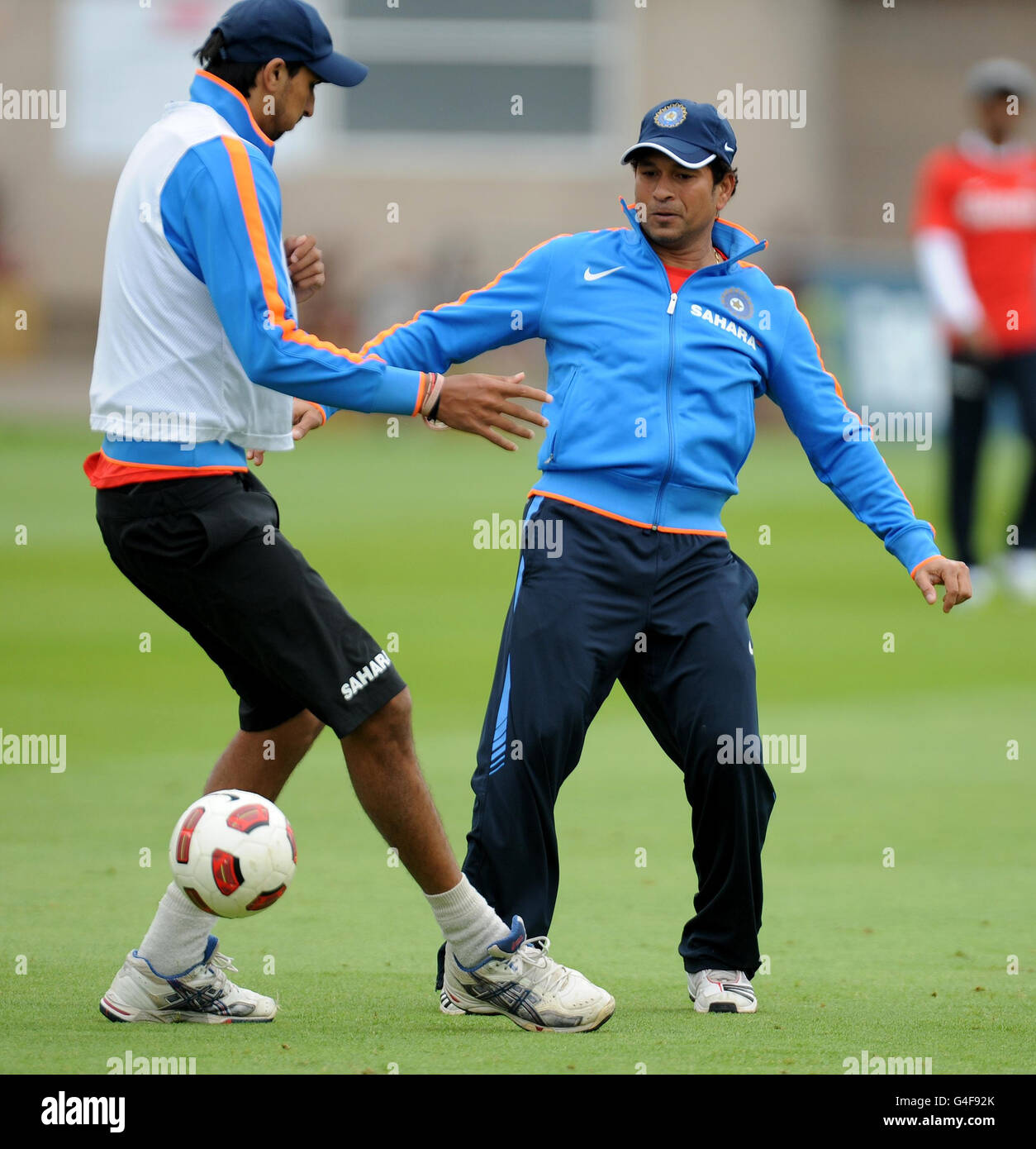 Sachin Tendulkar (à droite) joue au football lors d'une session de filets à Trent Bridge, Nottingham. Banque D'Images