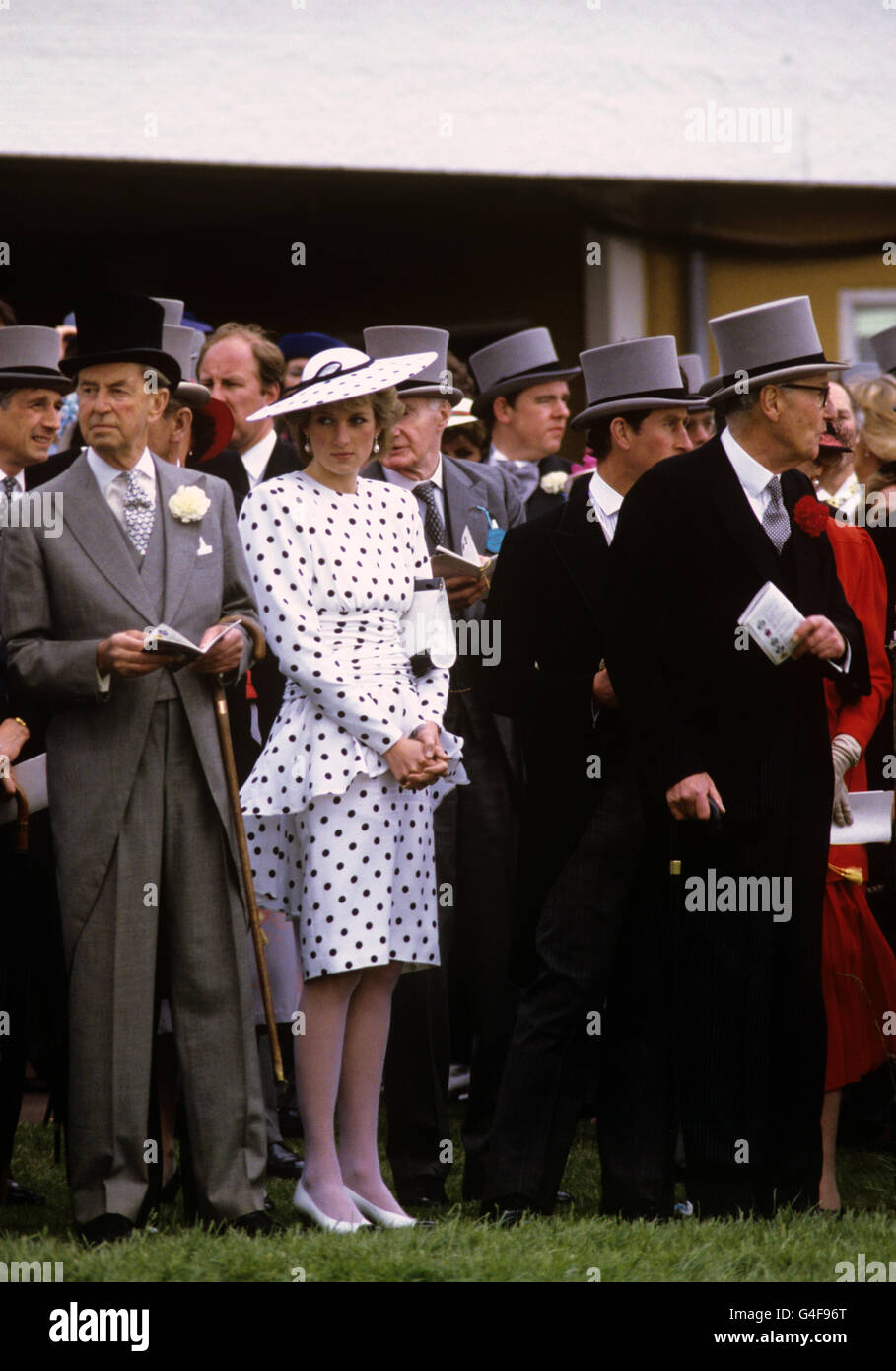 Courses hippiques - Derby Stakes - Hippodrome d'Epsom.Le Prince et la Princesse de Galles dans le paddock de selle à l'hippodrome d'Epsom. Banque D'Images Courses hippiques - Derby Stakes - Hippodrome d'Epsom.Le Prince et la Princesse de Galles dans le paddock de selle à l'hippodrome d'Epsom. Banque D'Images
