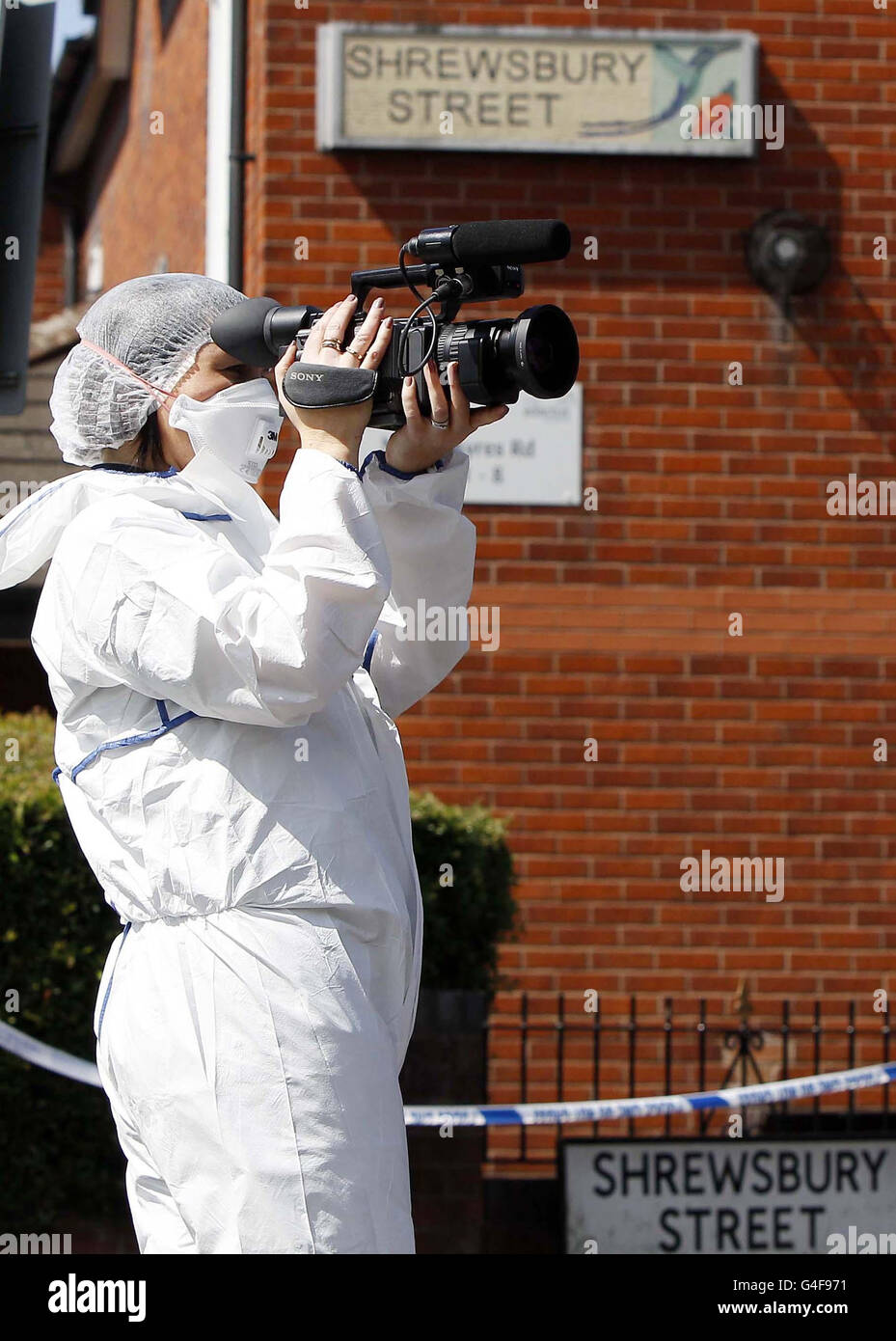 Des scènes d'officier de crime photographiées sur Shrewsbury Street, Manchester, après qu'un commerçant ait été arrêté, suspecté de tentative de meurtre, après qu'un homme essayant de voler son magasin ait été poignardé à mort. Banque D'Images