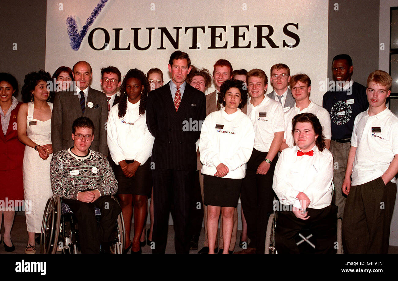 PA NEWS 25/4/90 LE PRINCE DE GALLES AVEC DES BÉNÉVOLES ET LA RT. Député. BERNARD WEATHERILL, PRÉSIDENT DE LA CHAMBRE DES COMMUNES, À L'OCCASION DU LANCEMENT DE L'album 'LE RÉGIME DES VOLONTAIRES S'EST TENUE À ST. JAMES' Palace, Londres. Banque D'Images