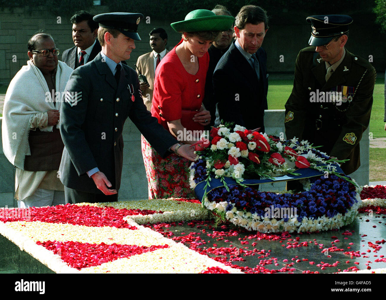 PA NEWS PHOTO 10/2/92 LE PRINCE ET LA PRINCESSE DE GALLES ONT DÉPOSÉ UNE COURONNE SUR RAJ GHAT - LE MÉMORIAL QUI MARQUE L'ENDROIT OÙ MAHATMA GANDHI A ÉTÉ INCINÉRÉ À LA SUITE DE SON ASSASSINATION EN 1948. LE COUPLE ROYAL ÉTAIT EN VISITE DE SIX JOURS EN INDE. Banque D'Images